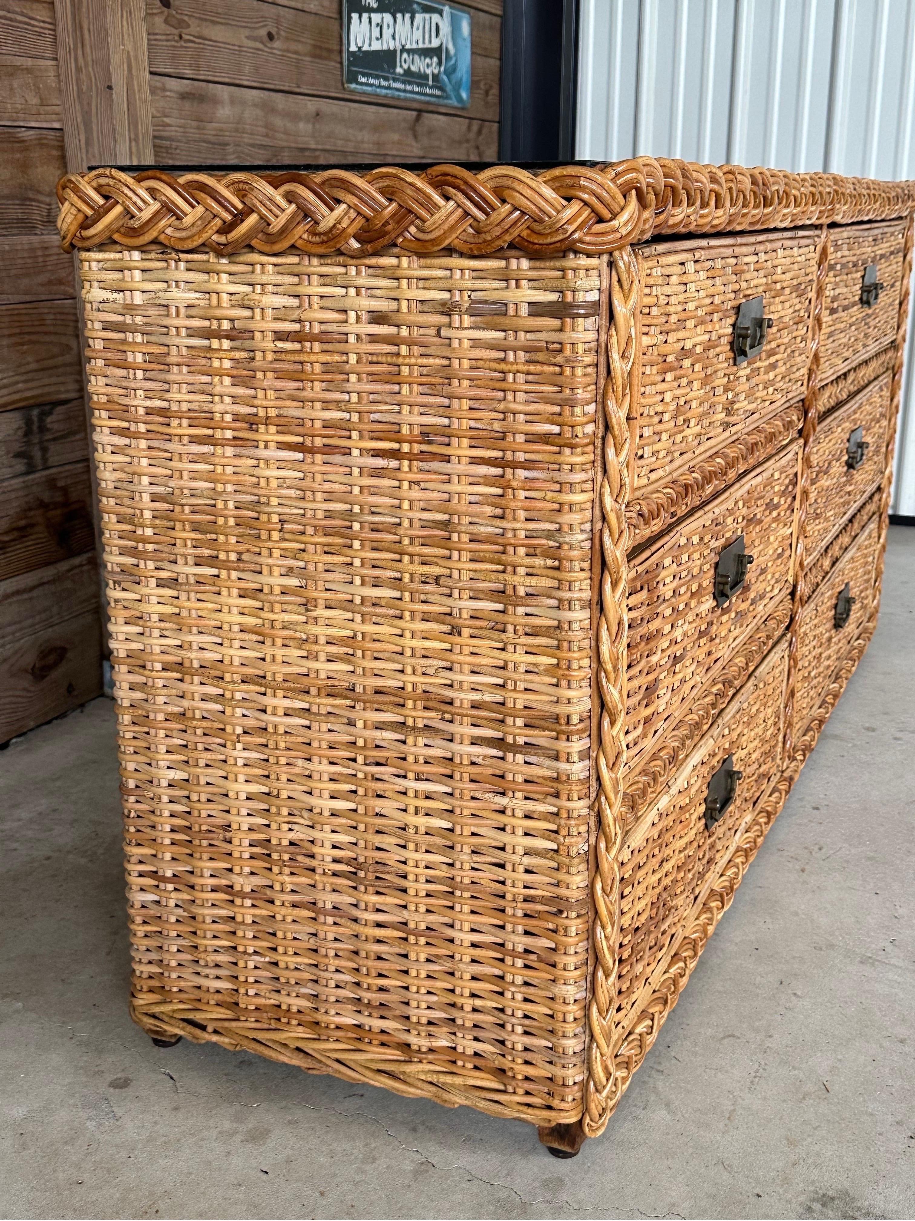 Sconosciuto Vintage boho costiero Rifinito Grande Intreccio Rattan Sei Cassetti Comò