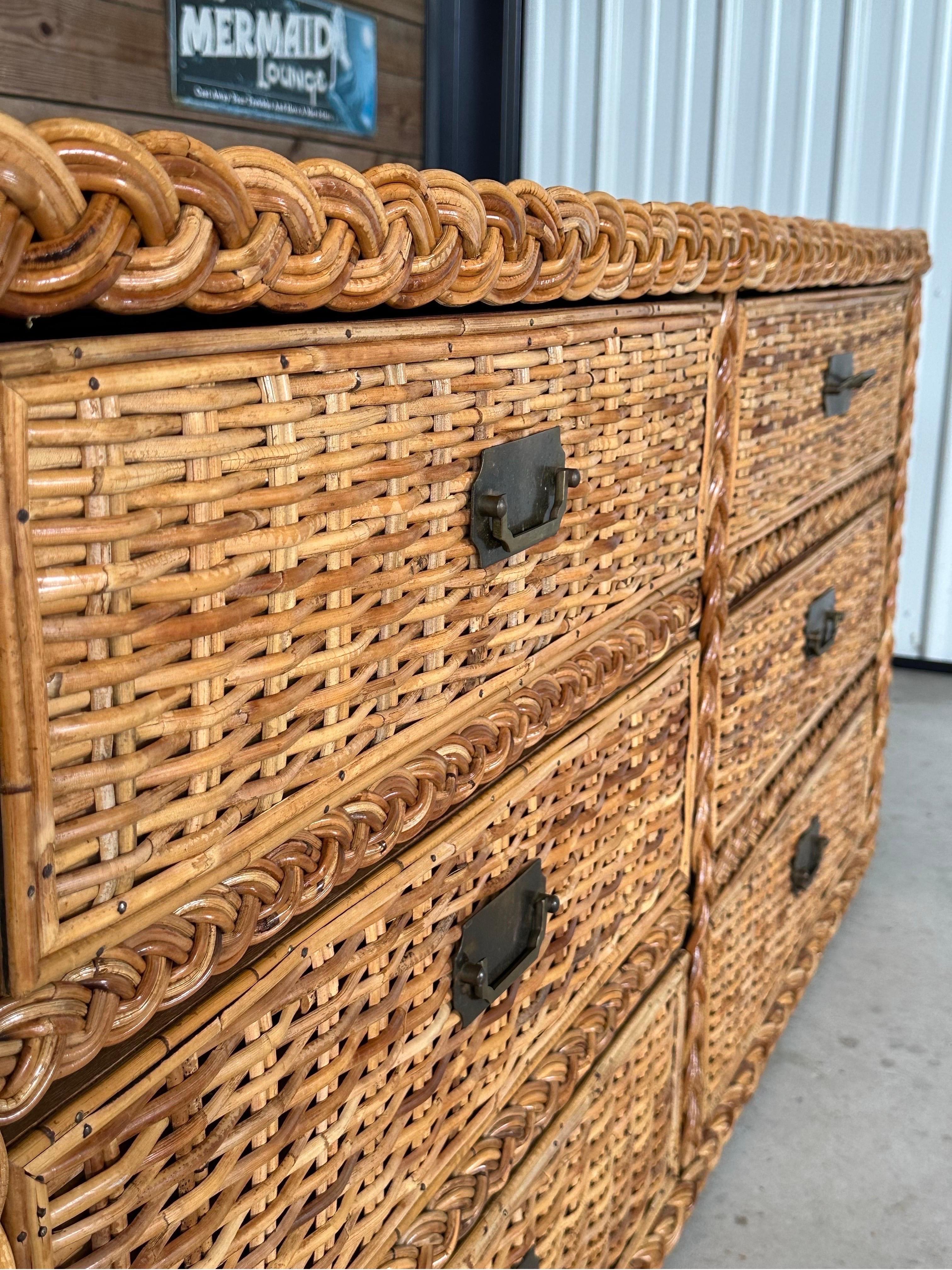 XX secolo Vintage boho costiero Rifinito Grande Intreccio Rattan Sei Cassetti Comò