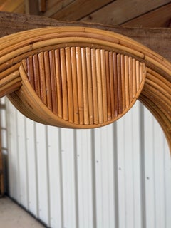 Vintage Coastal Boho Refinished Pencil Reed Rattan Sculptural Arch Wall Mirror (Miroir mural en forme d'arche)