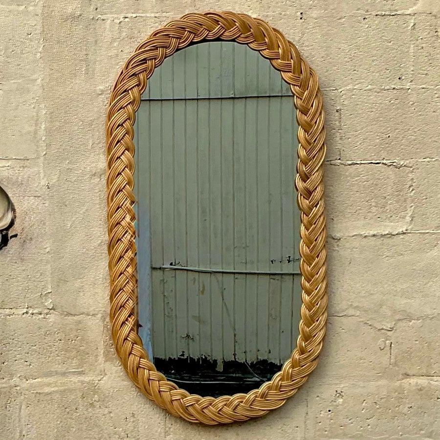 Aggiungi un tocco di fascino costiero con questo specchio ovale vintage, splendidamente realizzato con una cornice in rattan intrecciato. La sua texture naturale e il suo design senza tempo la rendono perfetta per un arredamento ispirato alla