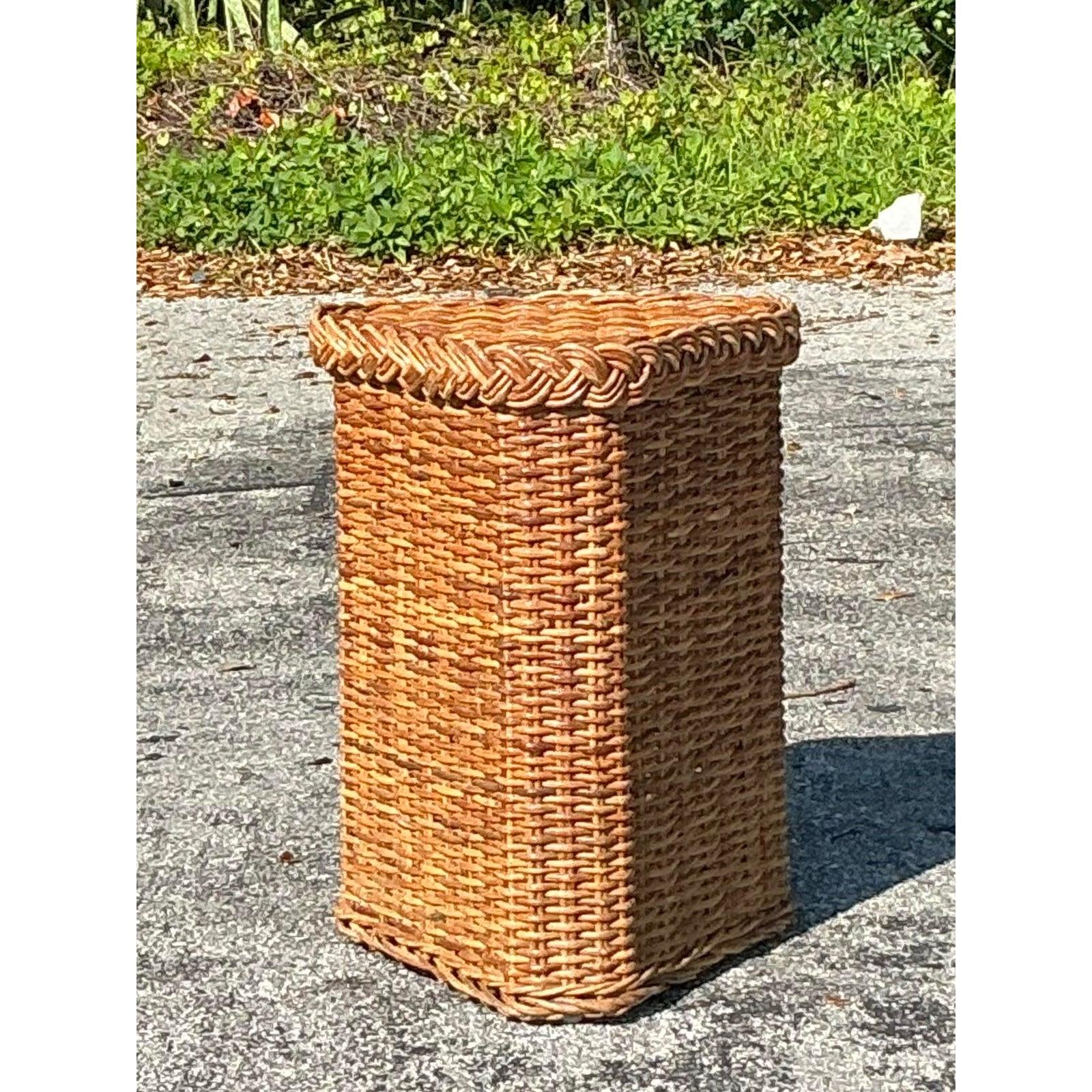 Vintage Coastal Geflochtenes Rattan Pedestal (Philippinisch) im Angebot