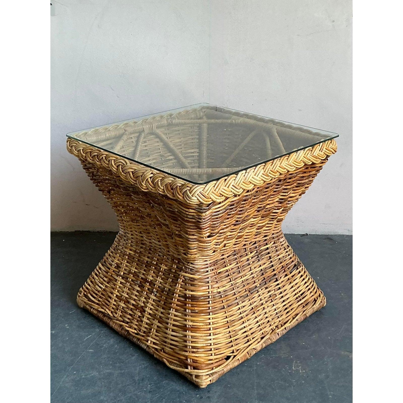 Vintage Coastal Geflochtener Rattan Beistelltisch (amerikanisch) im Angebot