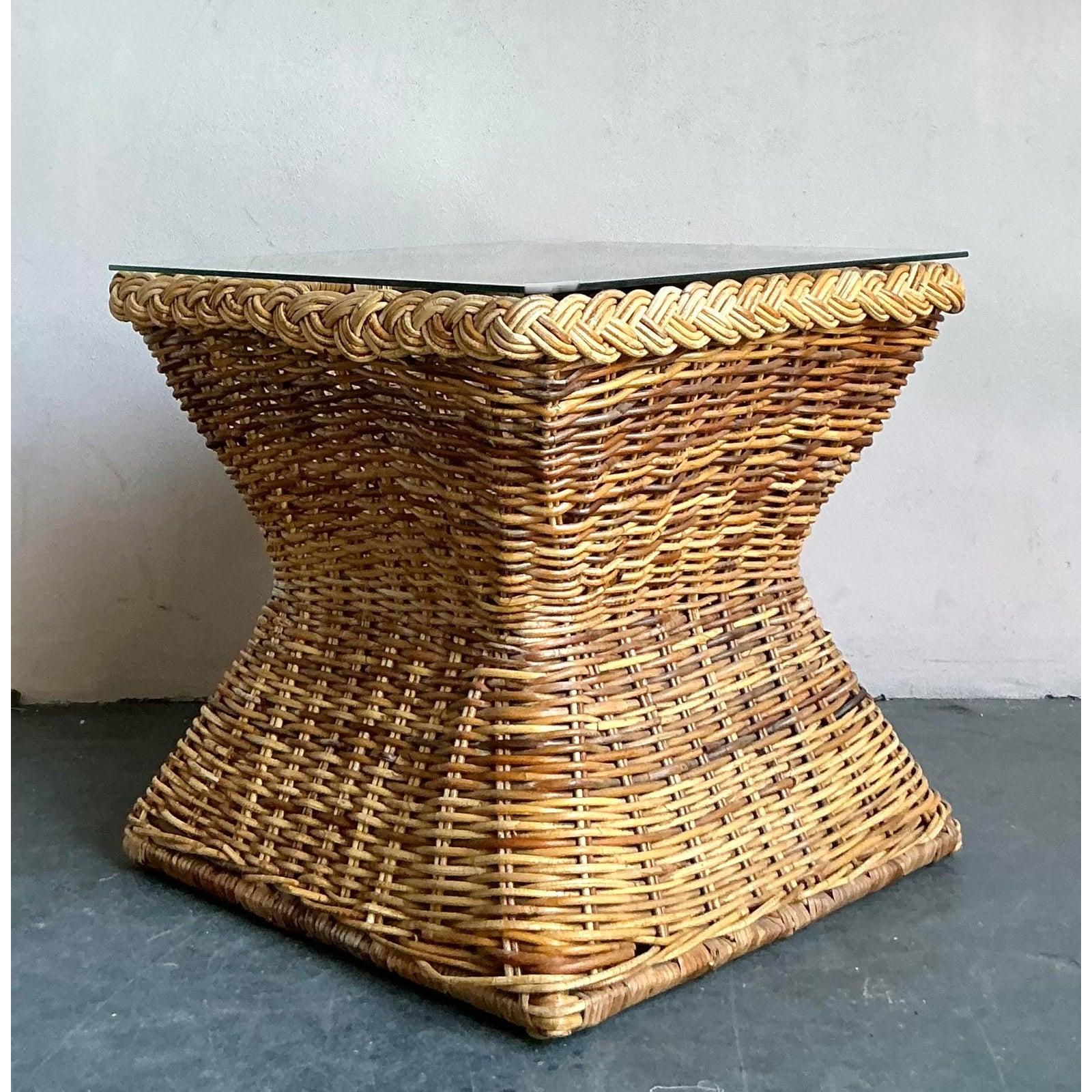 Vintage Coastal Geflochtener Rattan Beistelltisch im Zustand „Gut“ im Angebot in West Palm Beach, FL