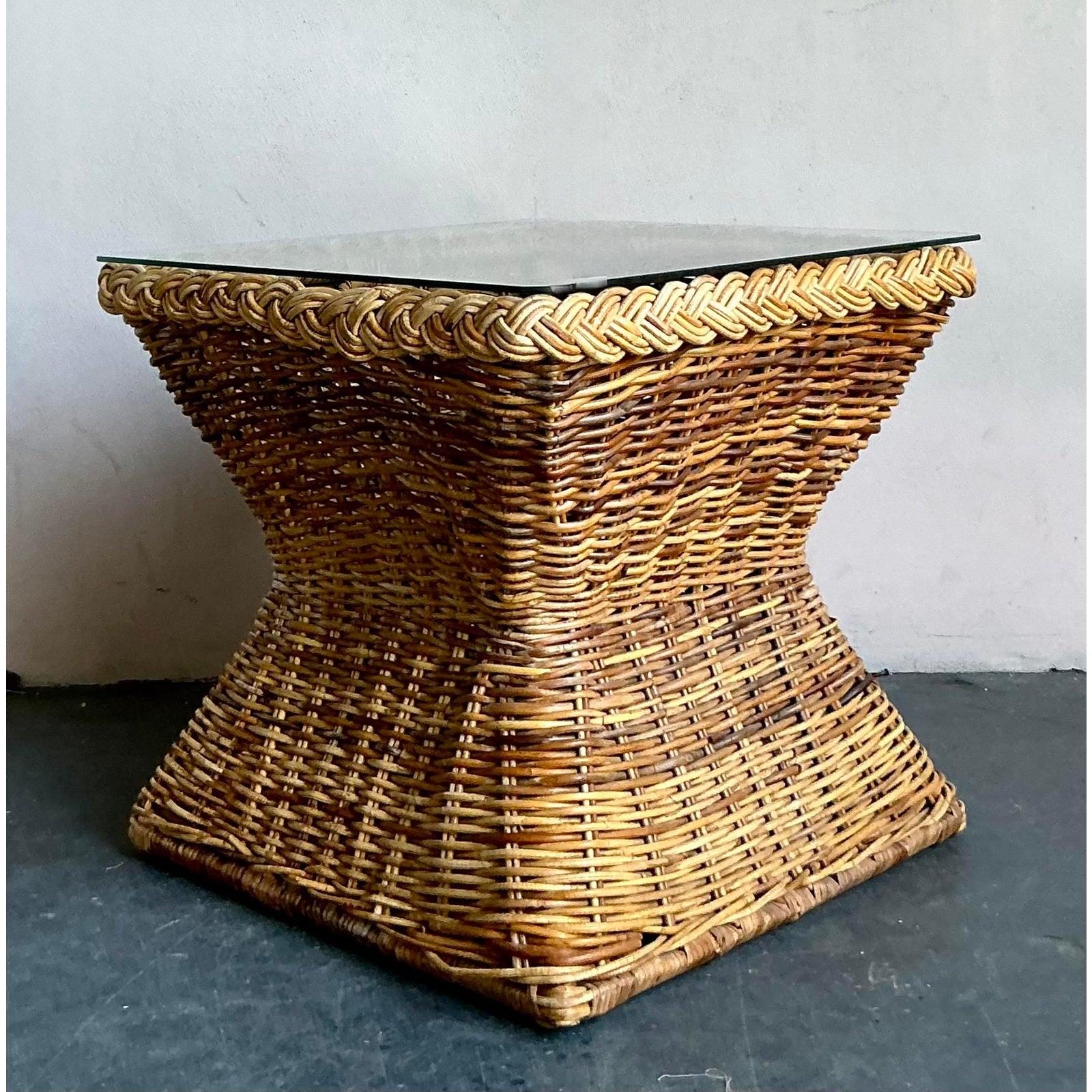 Vintage Coastal Geflochtener Rattan Beistelltisch (20. Jahrhundert) im Angebot