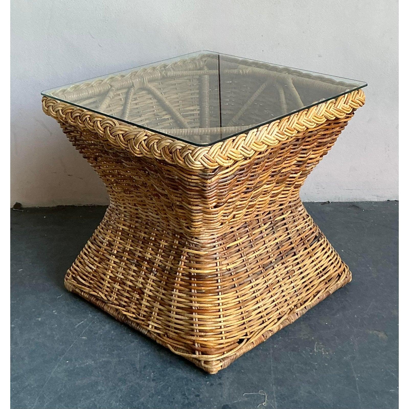 Vintage Coastal Geflochtener Rattan Beistelltisch im Angebot 1