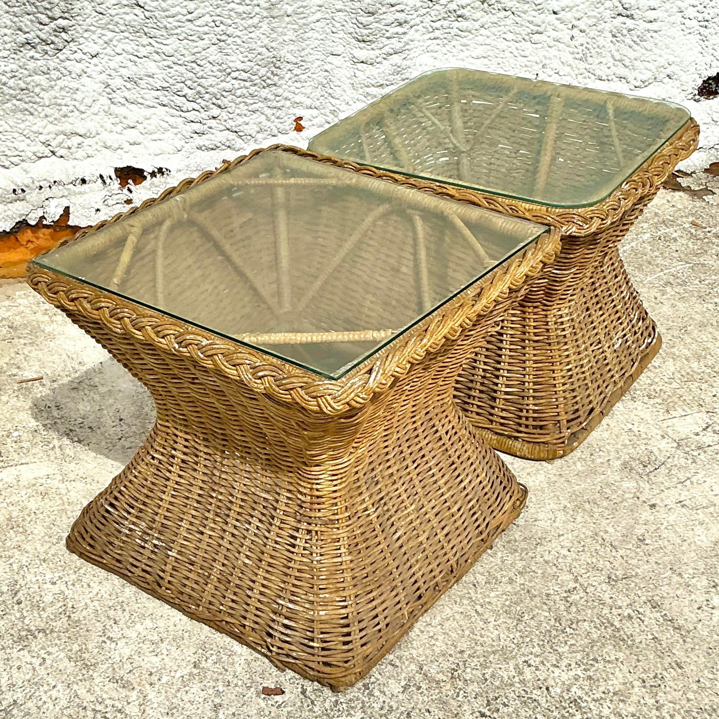 Philippin Tables d'appoint vintage en rotin tressé côte à côte - Lot de 2 en vente