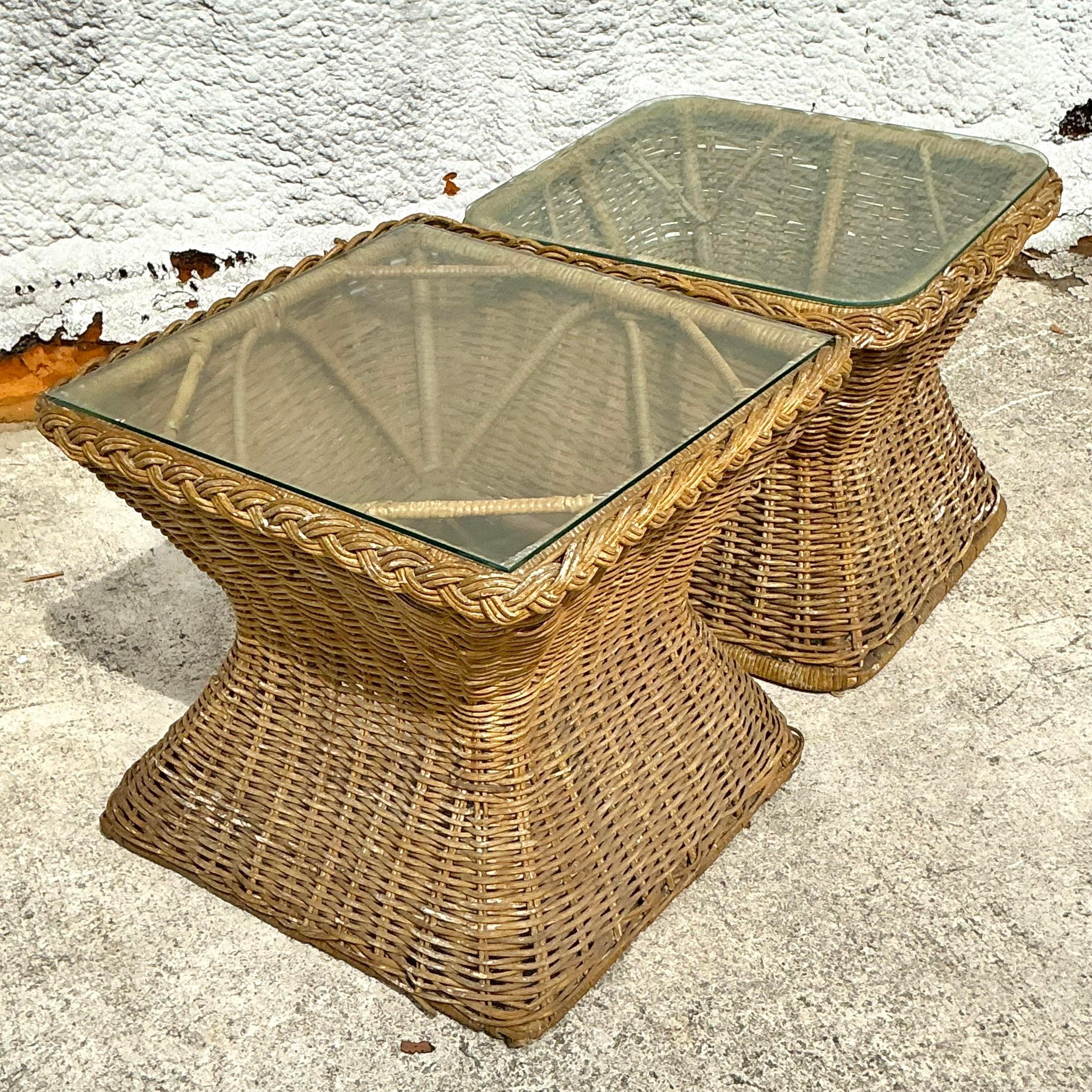 Tables d'appoint vintage en rotin tressé côte à côte - Lot de 2 Bon état - En vente à west palm beach, FL