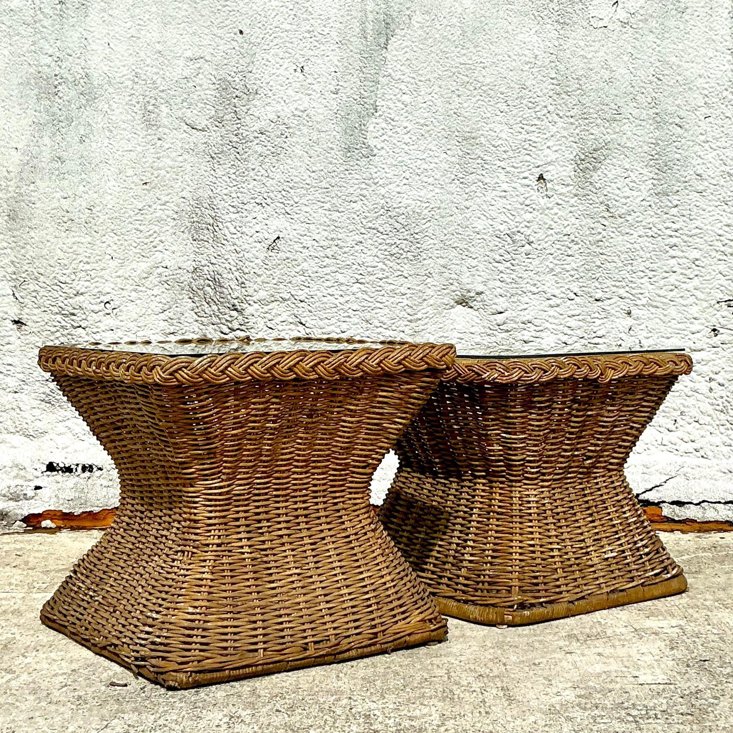20ième siècle Tables d'appoint vintage en rotin tressé côte à côte - Lot de 2 en vente