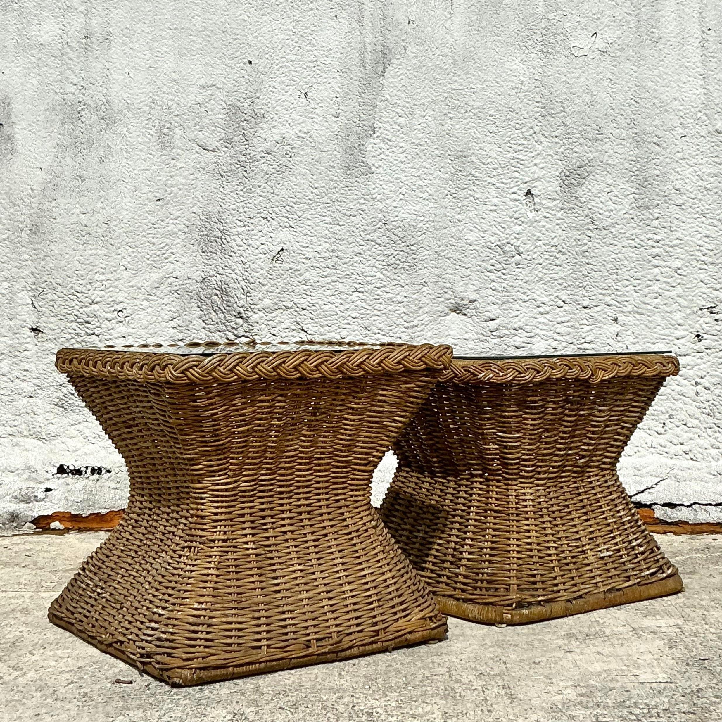 Rotin Tables d'appoint vintage en rotin tressé côte à côte - Lot de 2 en vente