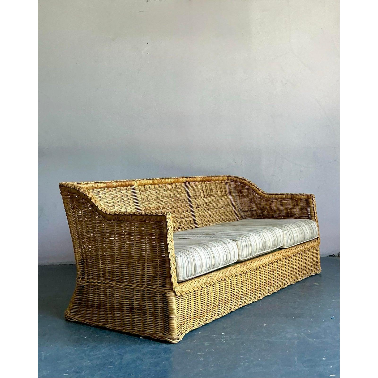 Sofá vintage costero de ratán trenzado en Bueno estado para la venta en West Palm Beach, FL