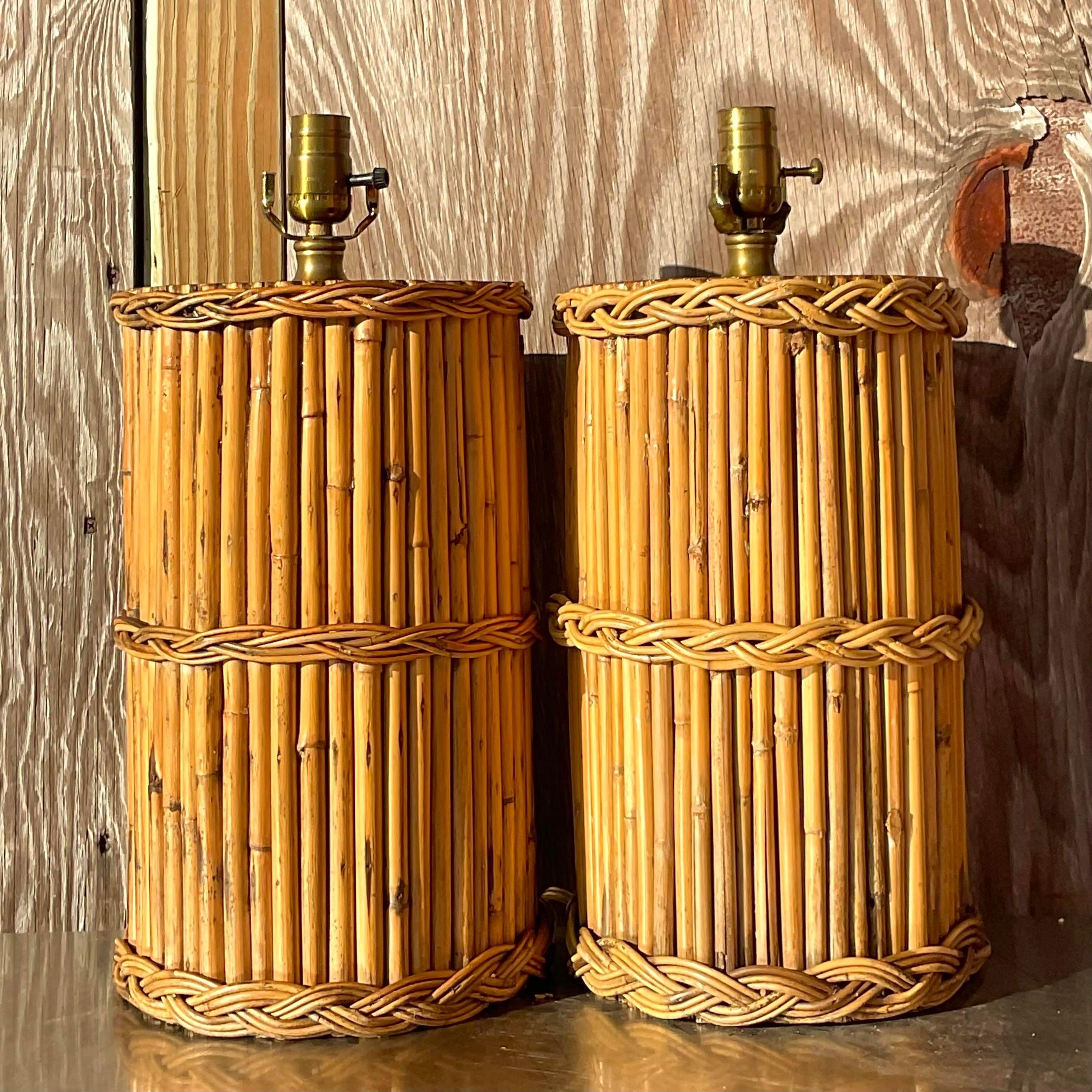 Geflochtene Rattan-Tischlampen im Vintage-Stil - ein Paar (amerikanisch) im Angebot