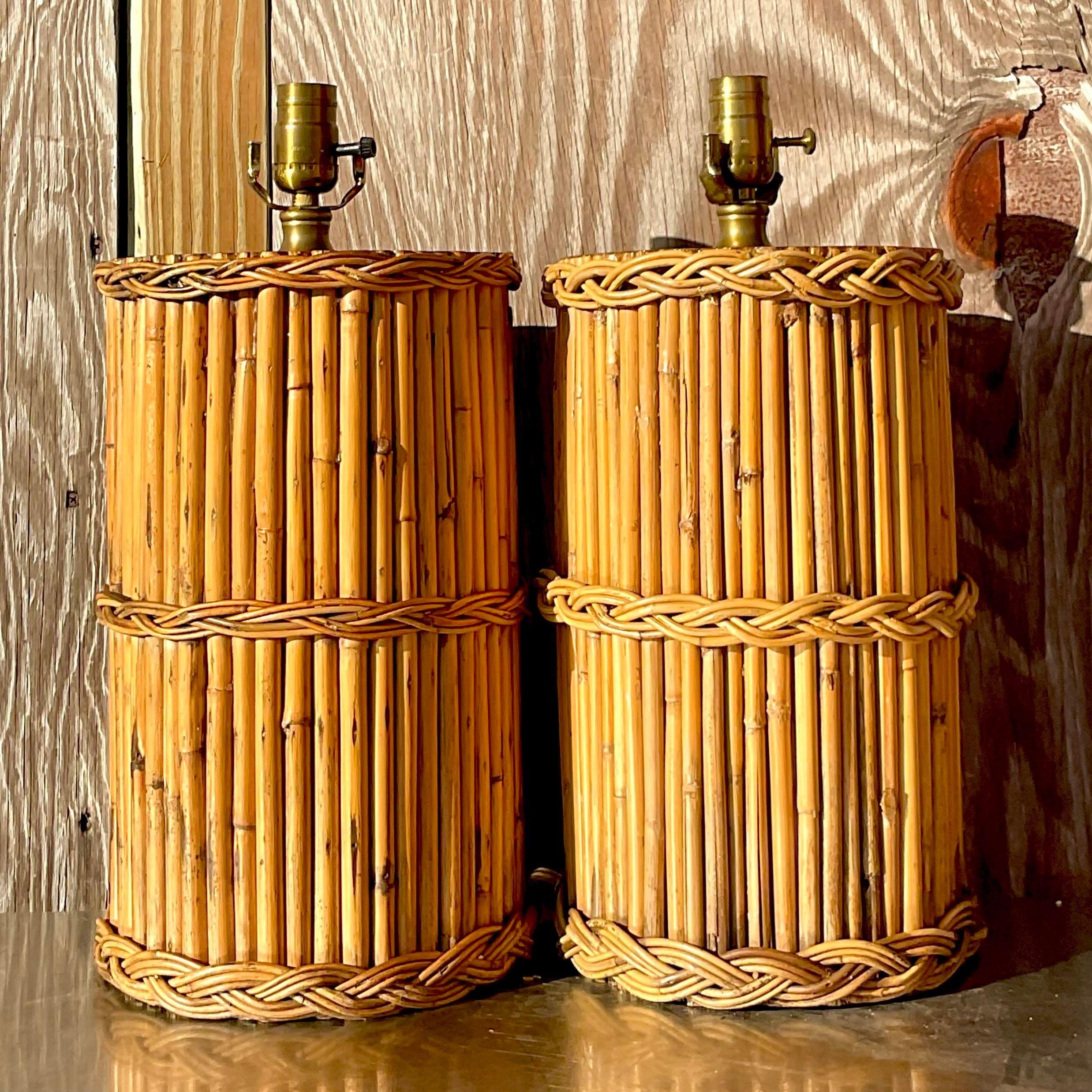 Geflochtene Rattan-Tischlampen im Vintage-Stil - ein Paar (Metall) im Angebot