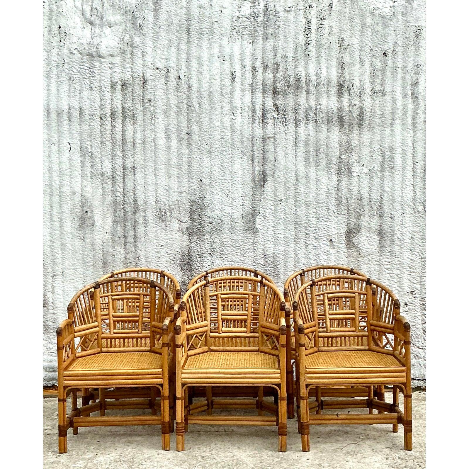 Abbraccia il fascino della vita costiera con questo raffinato set di sei sedie da pranzo in rattan in stile Brighton Pavilion. Caratterizzate da un intricato design a reticolo, braccioli a botte curvi e sedute in canna intrecciata, queste sedie