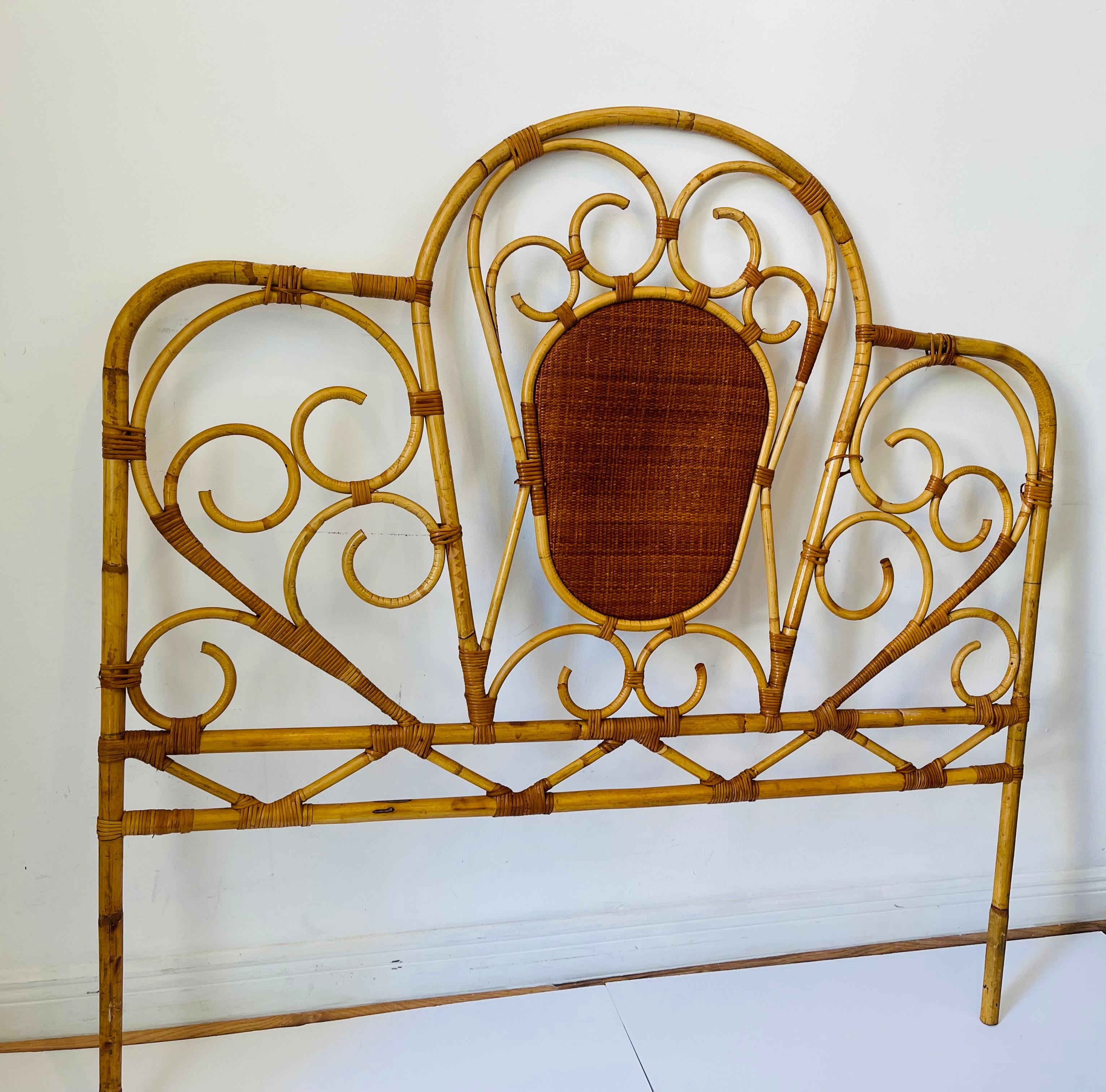 Testata in bambù in stile safari coloniale British Colonial vintage con medaglione in rattan intrecciato.