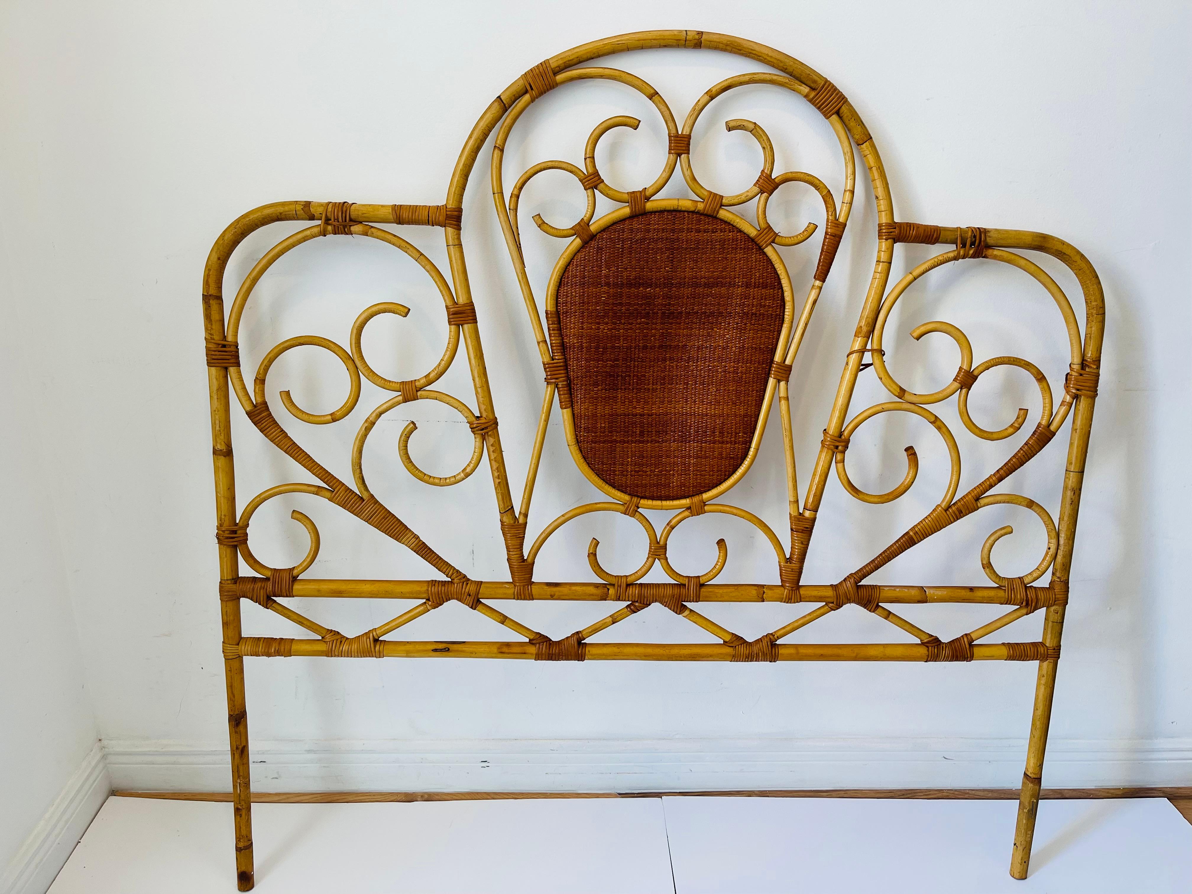 Testata in bambù Safari British Colonial vintage con medaglione in rattan In condizioni buone in vendita a Boca Raton, FL