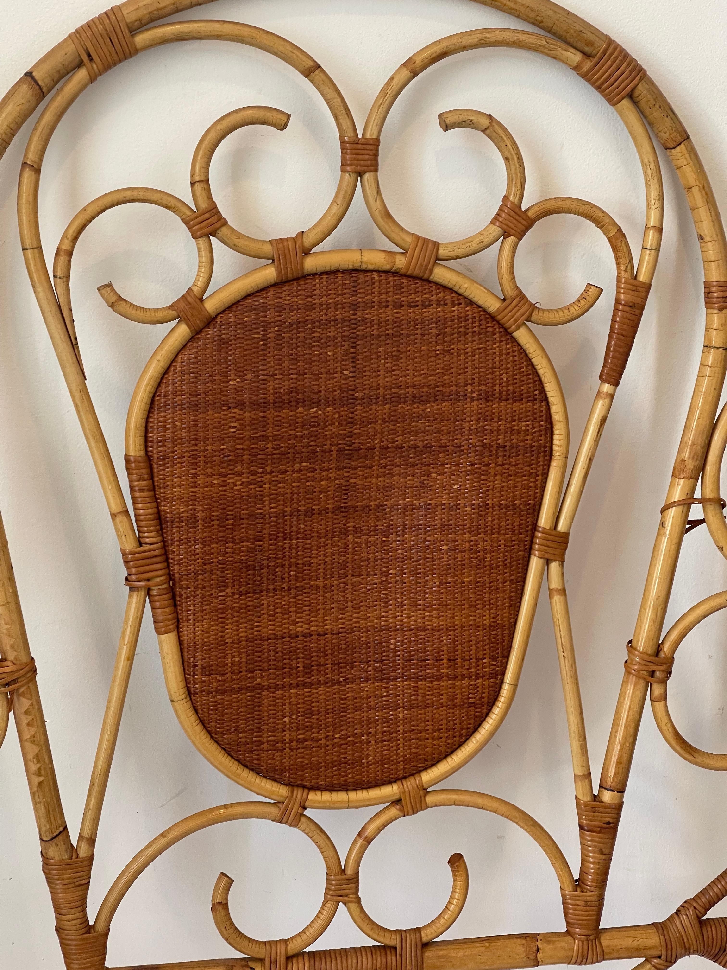 Metà XX secolo Testata in bambù Safari British Colonial vintage con medaglione in rattan in vendita