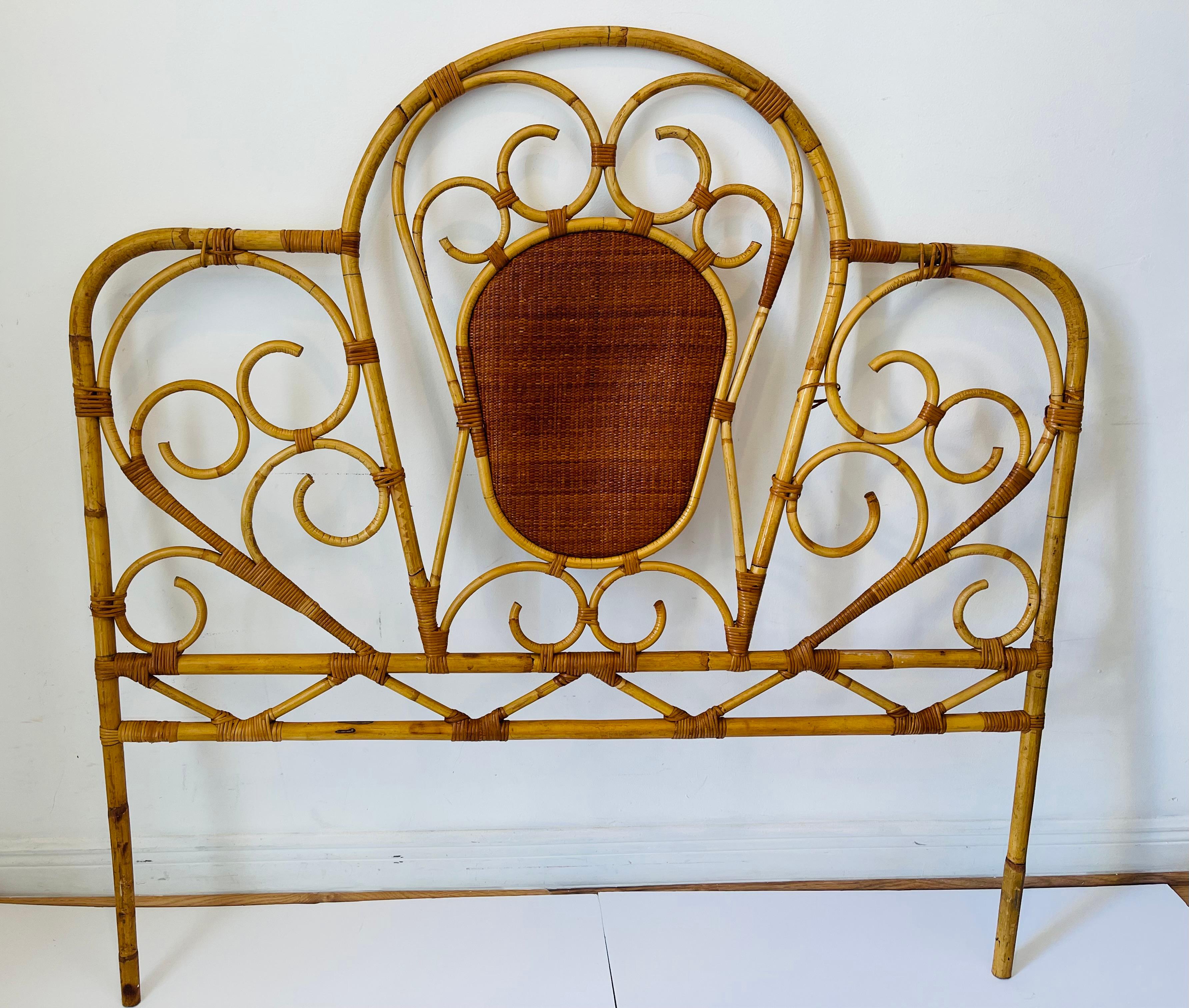 Bambù Testata in bambù Safari British Colonial vintage con medaglione in rattan in vendita