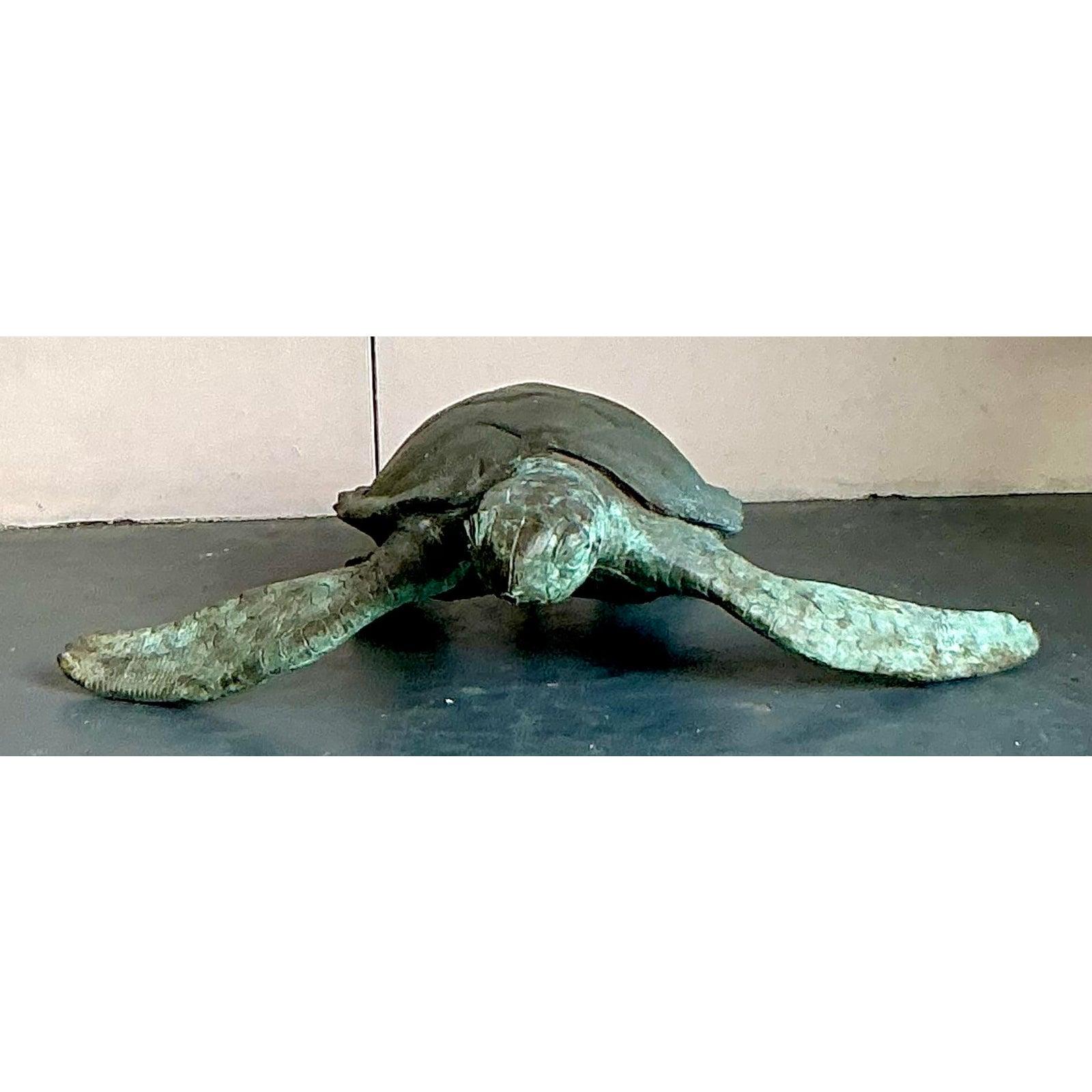 Capta la serena elegancia de la costa con esta magnífica escultura fuente de tortuga marina de bronce vintage. Magistralmente moldeada con gran realismo, esta pieza transmite una sensación de suave movimiento submarino. La sólida construcción de