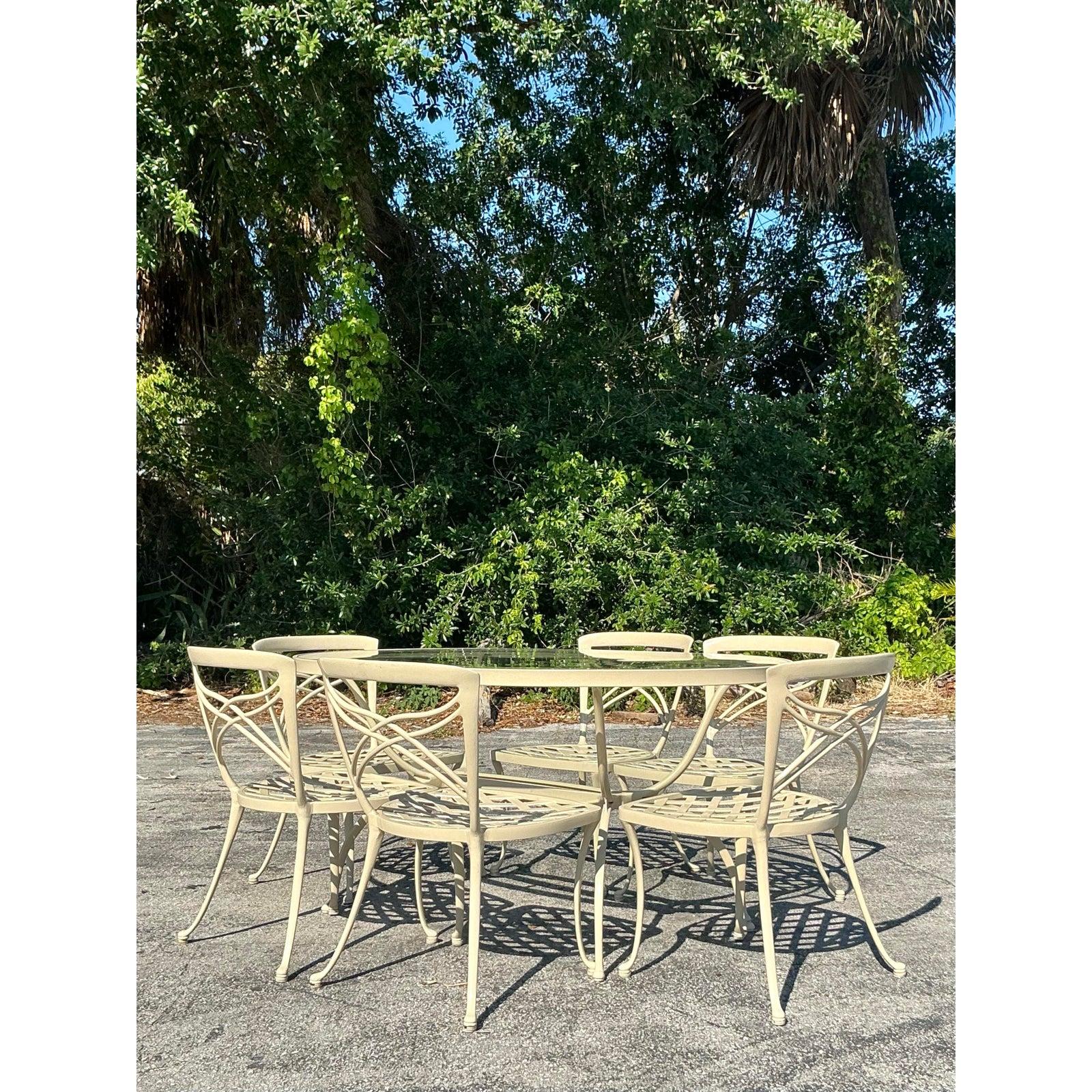 Verbessern Sie Ihre Außenbewirtung mit diesem atemberaubenden Brown Jordan Classic II Terrassen-Essset aus Aluminiumguss. Dieses elegante Set besteht aus einem ovalen Esstisch mit Glasplatte und sechs dazu passenden Stühlen mit komplizierten Gitter-