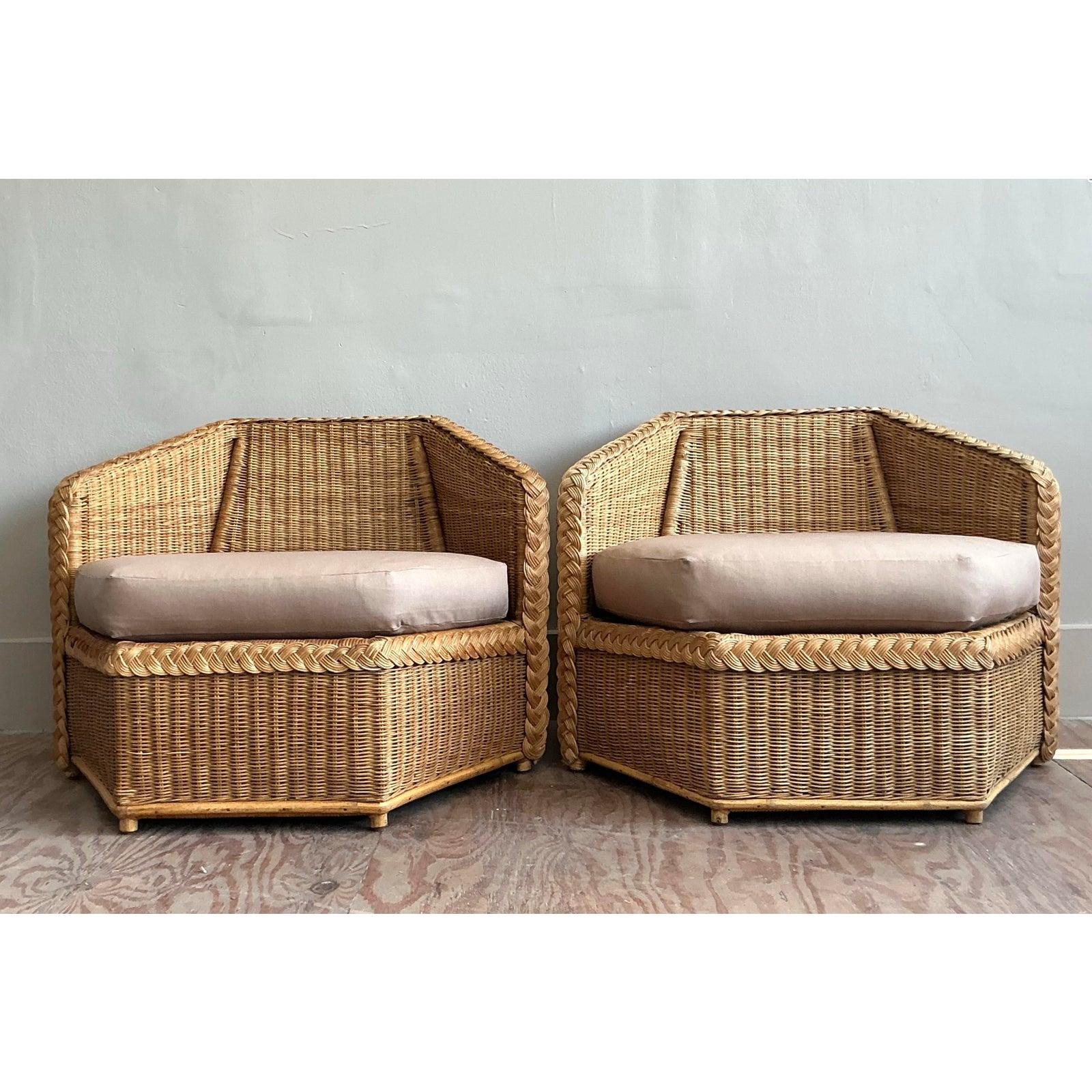 Cette paire exceptionnelle de chaises longues vintage du célèbre fabricant américain Brown Jordan est l'incarnation même de la sophistication décontractée. Tressée de main de maître en rotin naturel, leur silhouette facettée distinctive offre un