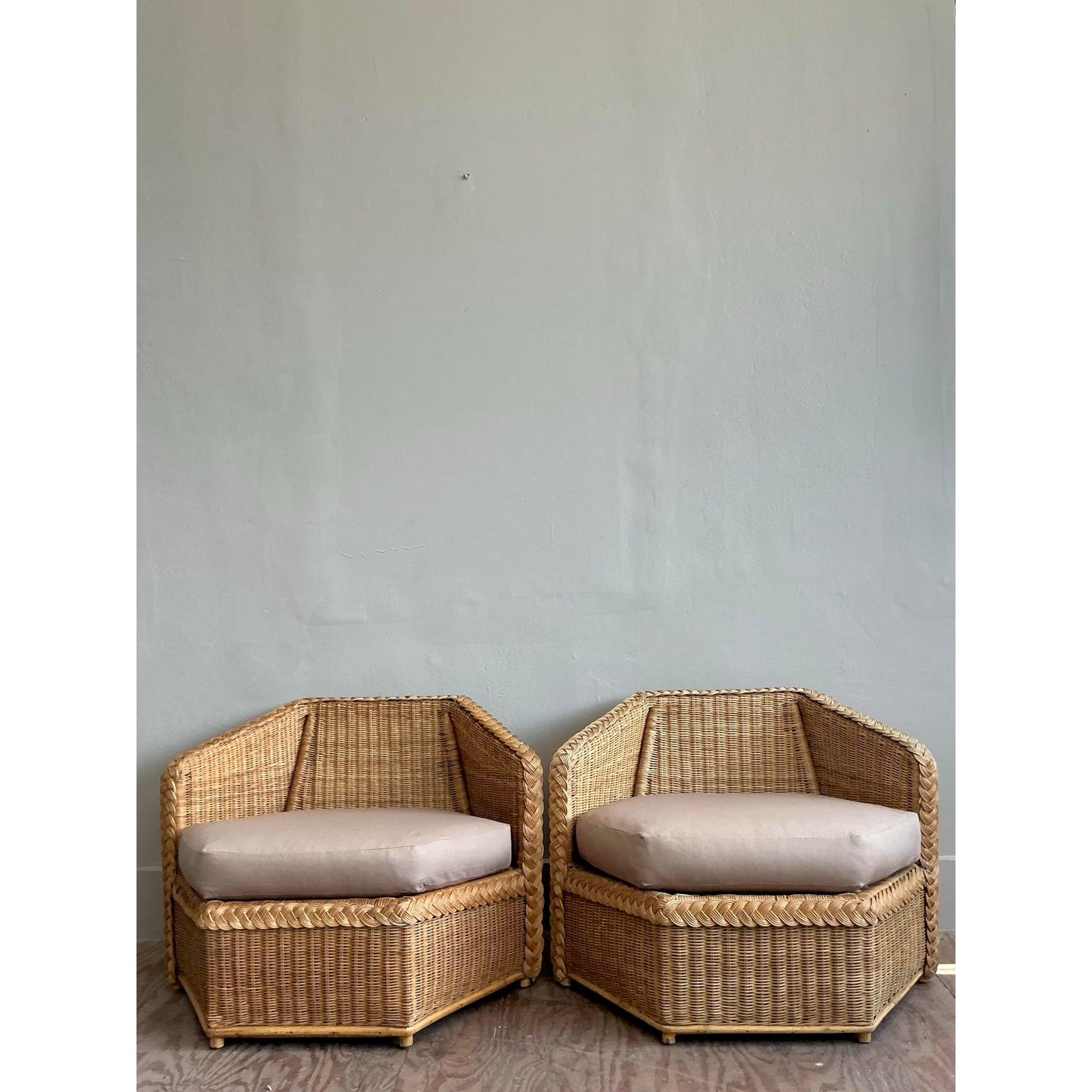 Chaises longues vintage en rotin à facettes Brown Jordan - une paire Bon état - En vente à West Palm Beach, FL