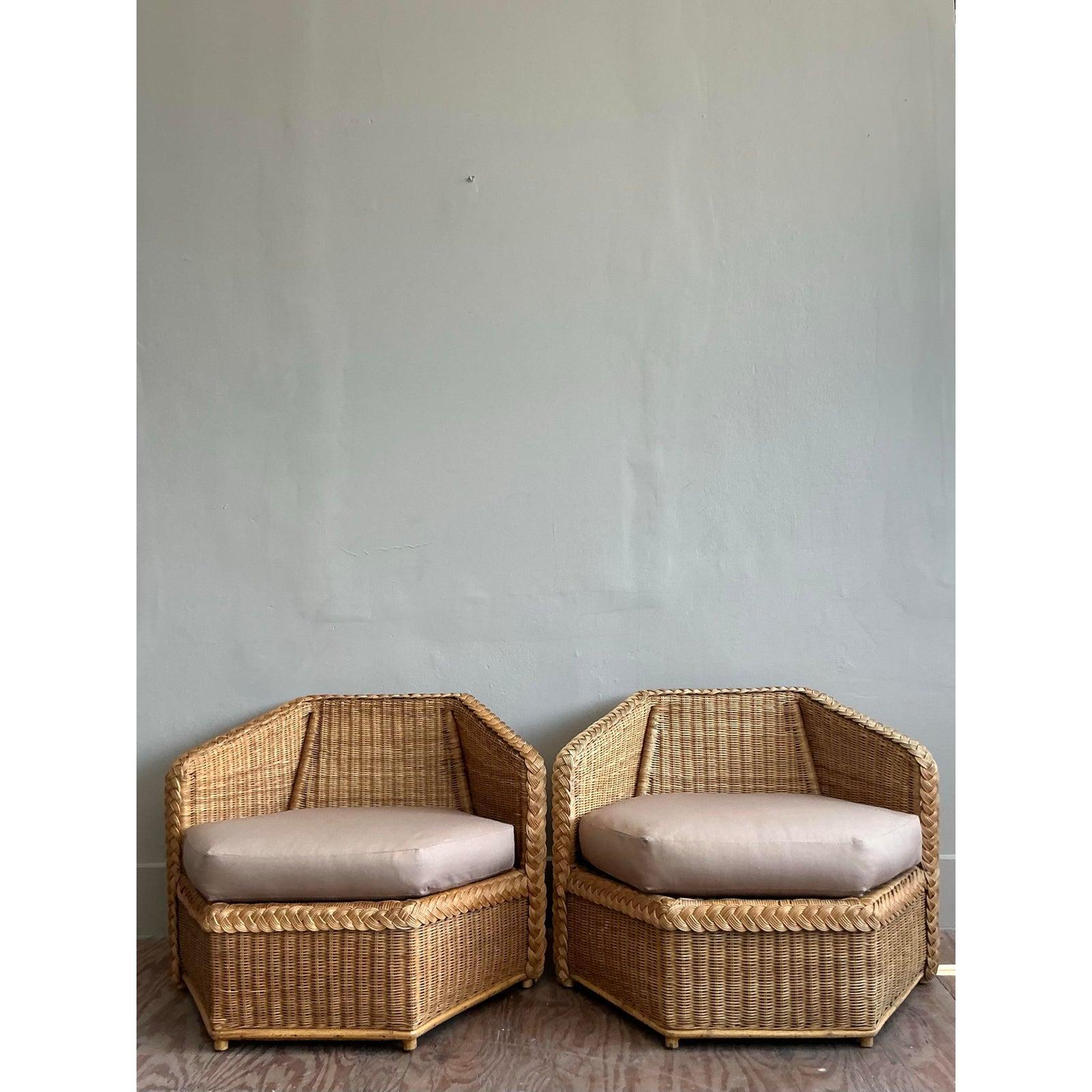 20ième siècle Chaises longues vintage en rotin à facettes Brown Jordan - une paire en vente