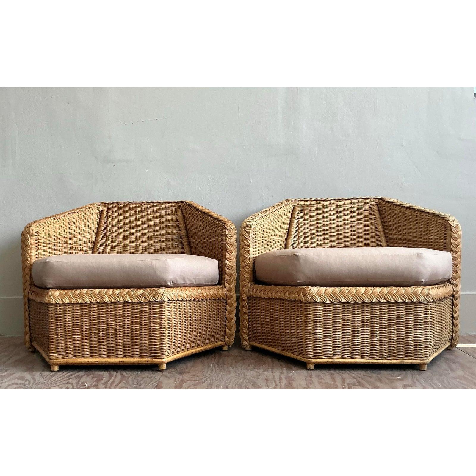 Tissu Chaises longues vintage en rotin à facettes Brown Jordan - une paire en vente