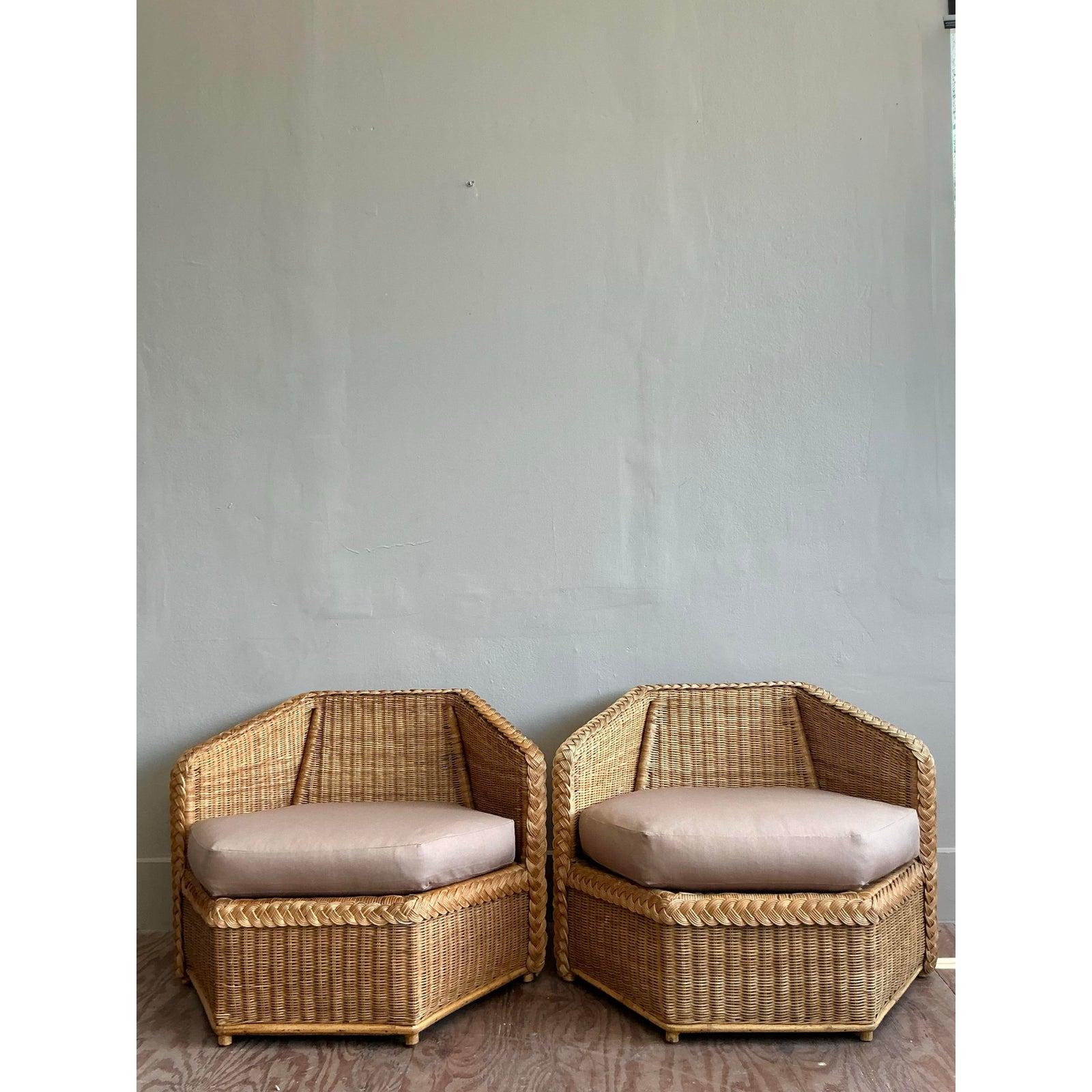 Chaises longues vintage en rotin à facettes Brown Jordan - une paire en vente 1