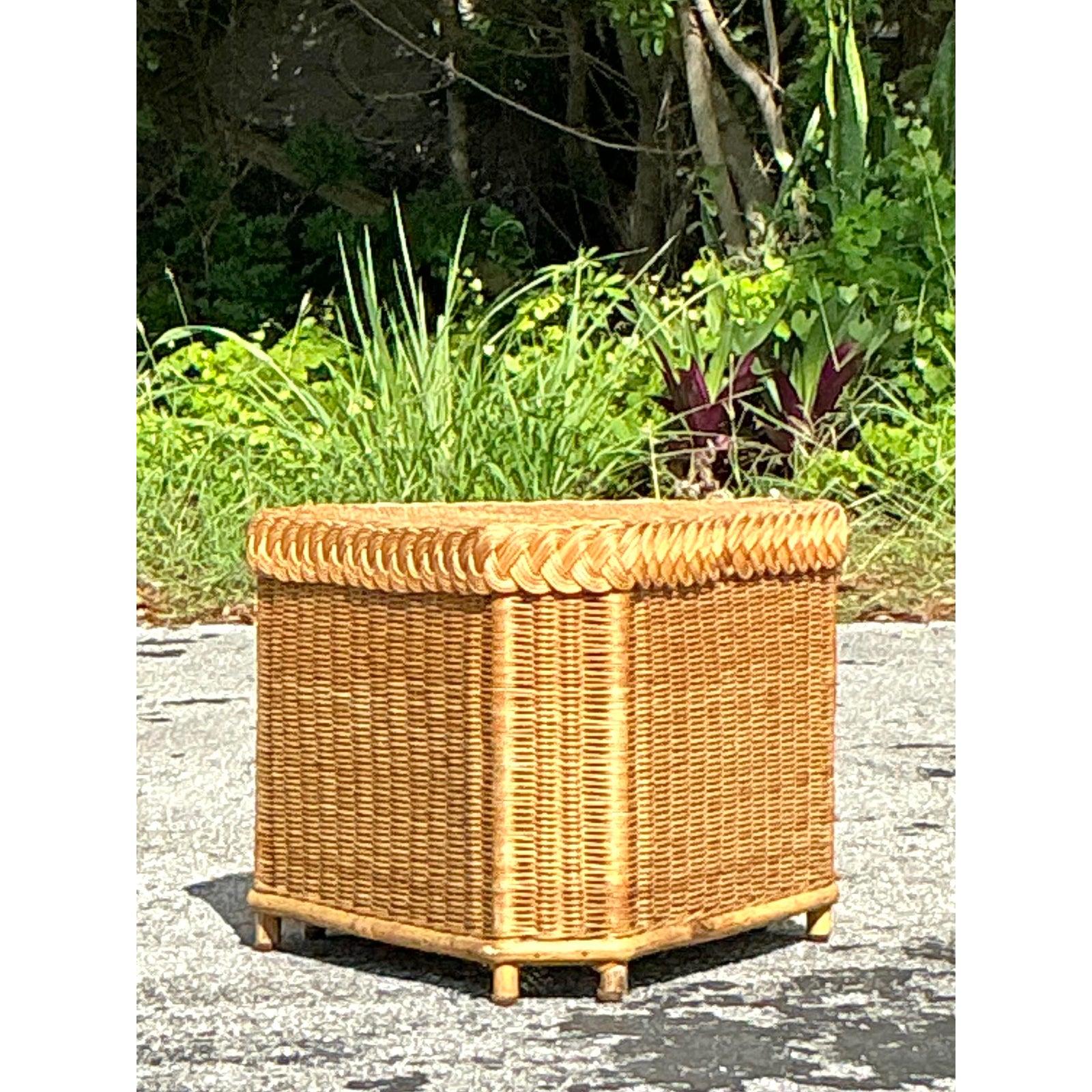 Vintage Coastal Brown Jordan Triangle Side Table (Organische Moderne) im Angebot