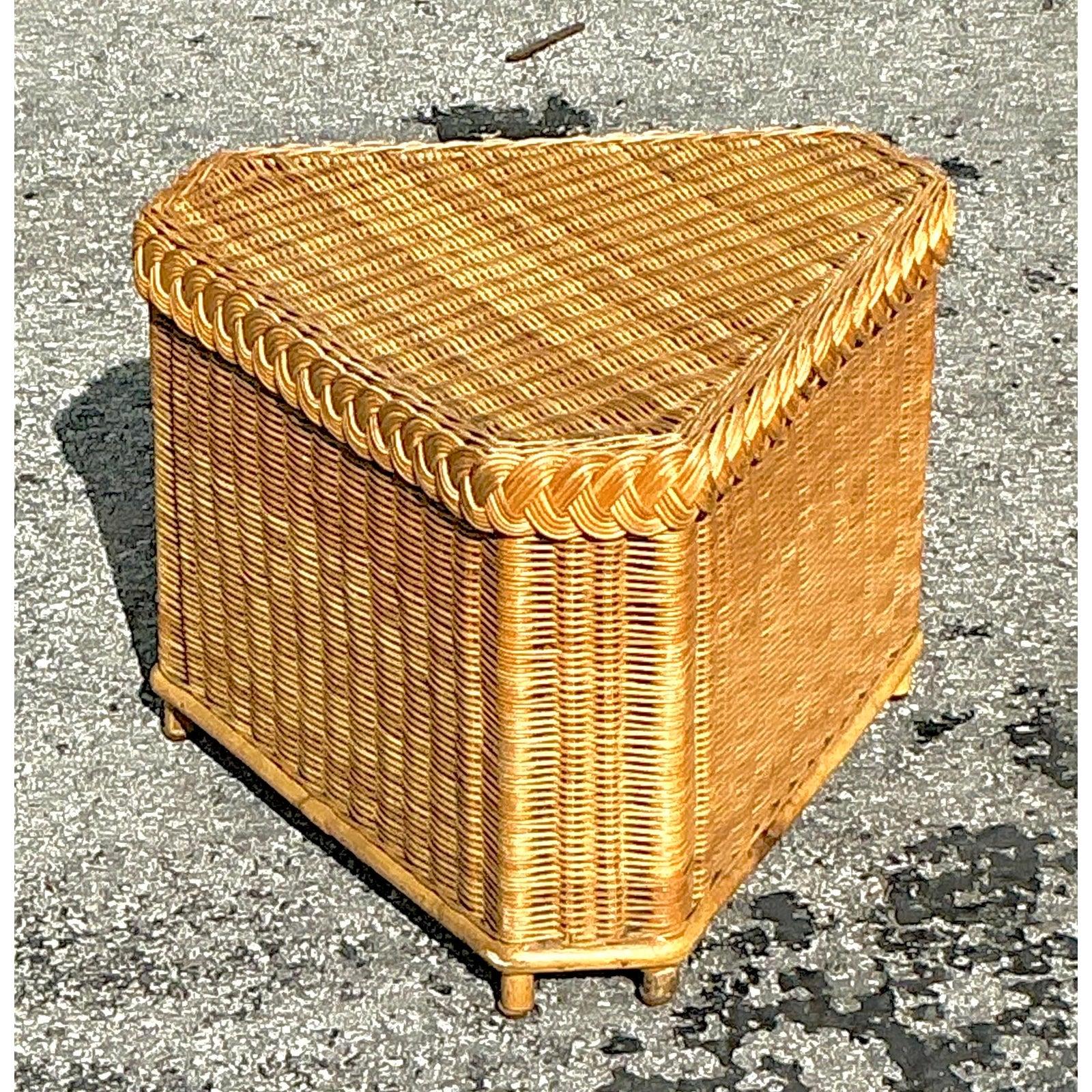 Vintage Coastal Brown Jordan Triangle Side Table im Zustand „Gut“ im Angebot in west palm beach, FL