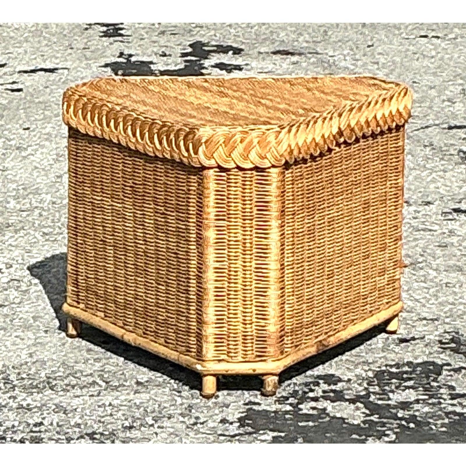Vintage Coastal Brown Jordan Triangle Side Table (20. Jahrhundert) im Angebot