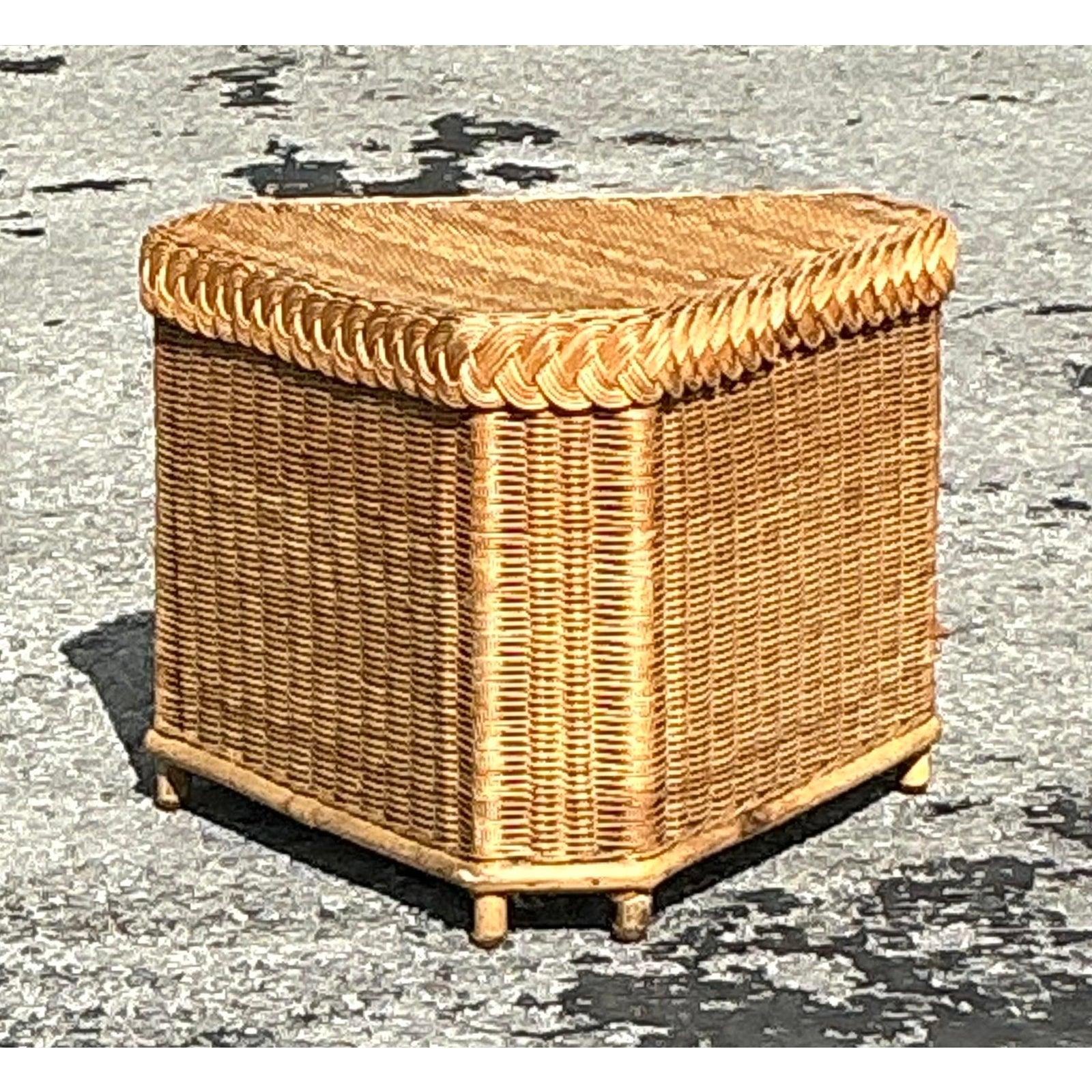 Vintage Coastal Brown Jordan Triangle Side Table (Korbweide) im Angebot