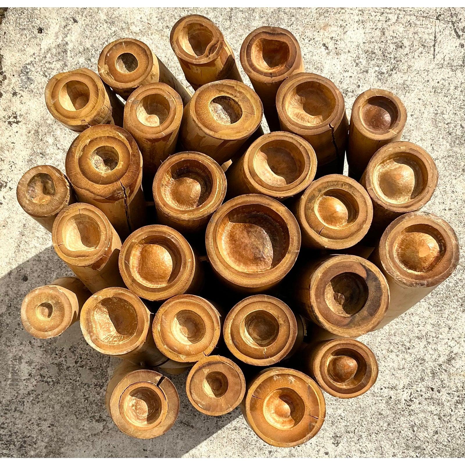 Eleva il tuo spazio da pranzo con questo splendido piedistallo da tavolo vintage in bambù costiero, progettato con una struttura organica in fascio di bambù che dona calore e consistenza naturale a qualsiasi ambiente. Questo pezzo scultoreo presenta