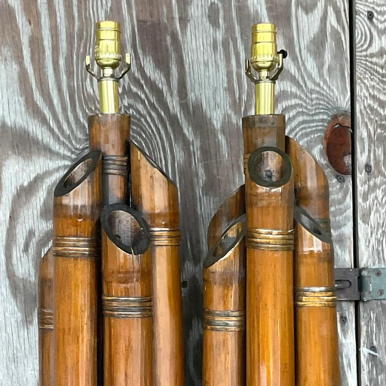 Pareja de lámparas de sobremesa de bambú costeras vintage Metal en venta