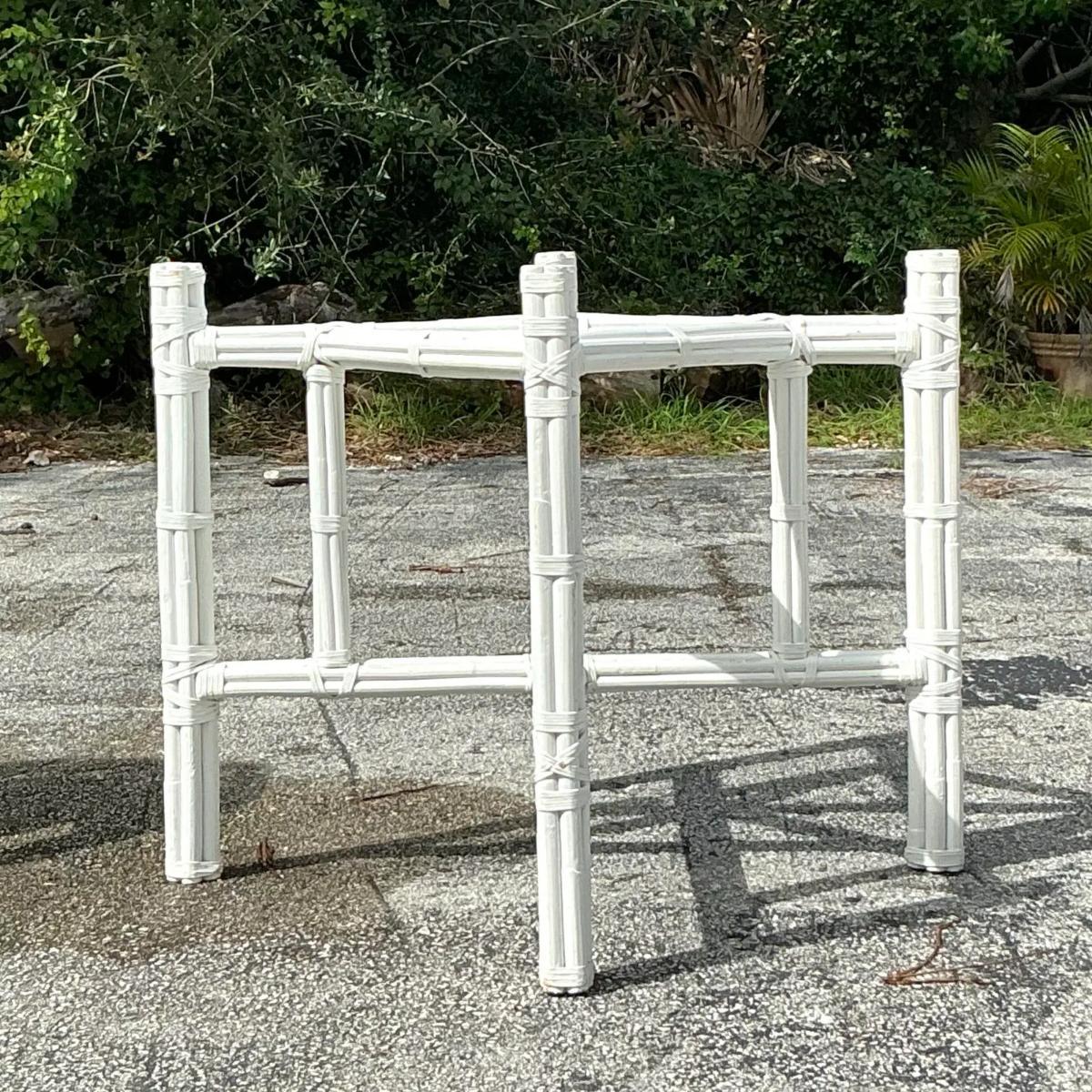 Guéridon de table de salle à manger vintage en rotin bouclé d'après McGuire Bon état - En vente à west palm beach, FL