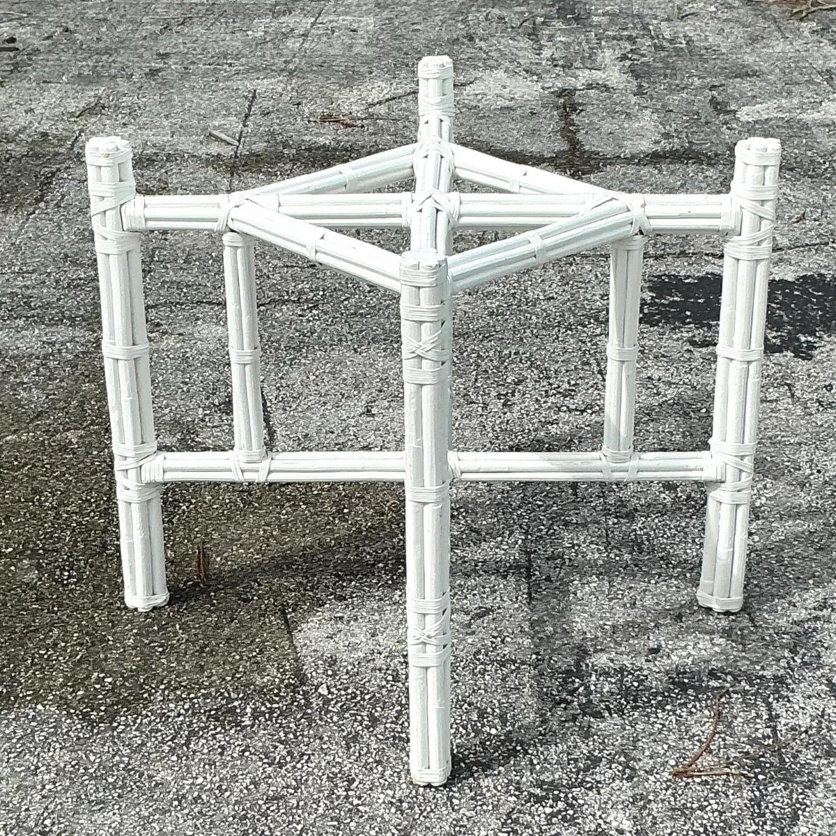 20ième siècle Guéridon de table de salle à manger vintage en rotin bouclé d'après McGuire en vente