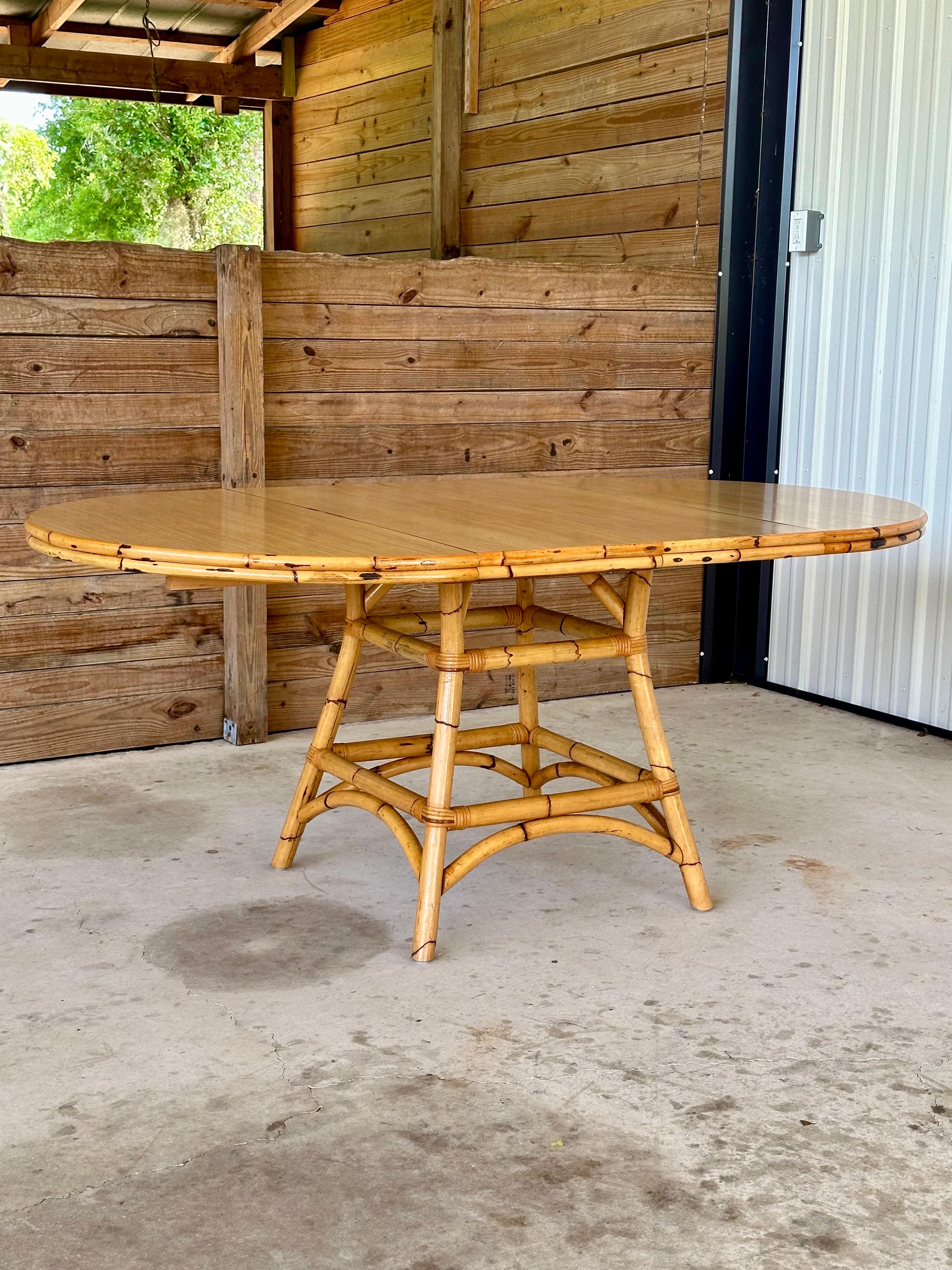 Table de salle à manger extensible en bambou brûlé et rotin de style côtier Vintage en vente 2