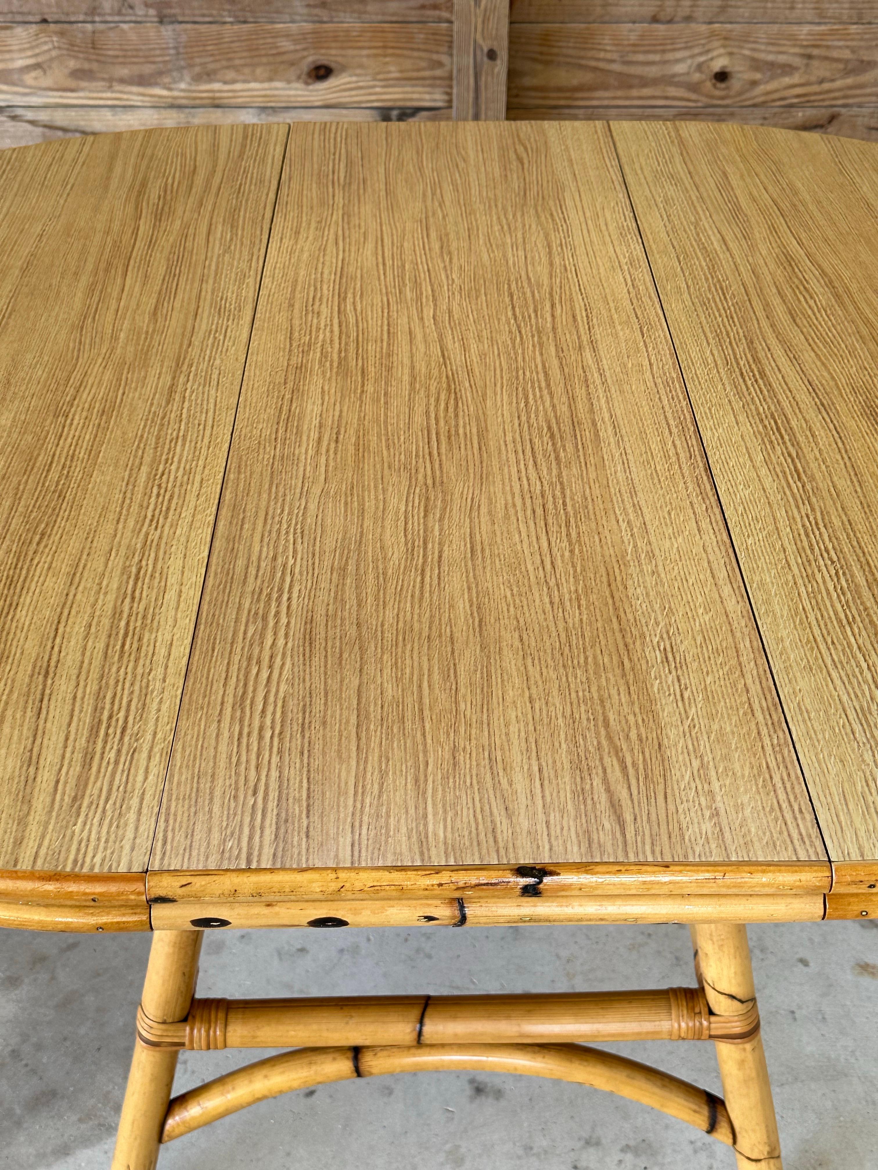 Mid-Century Modern Table de salle à manger extensible en bambou brûlé et rotin de style côtier Vintage en vente