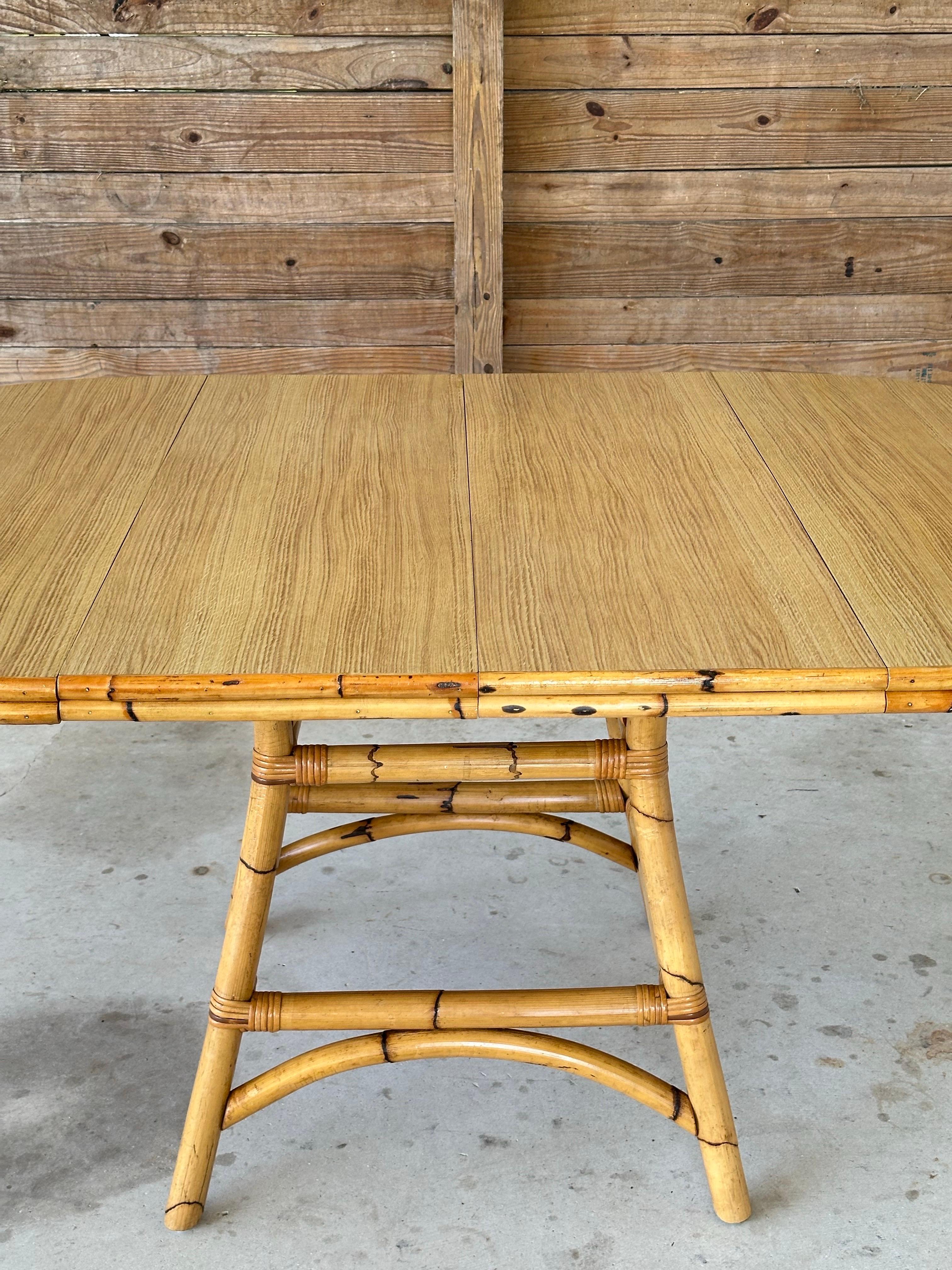 Inconnu Table de salle à manger extensible en bambou brûlé et rotin de style côtier Vintage en vente