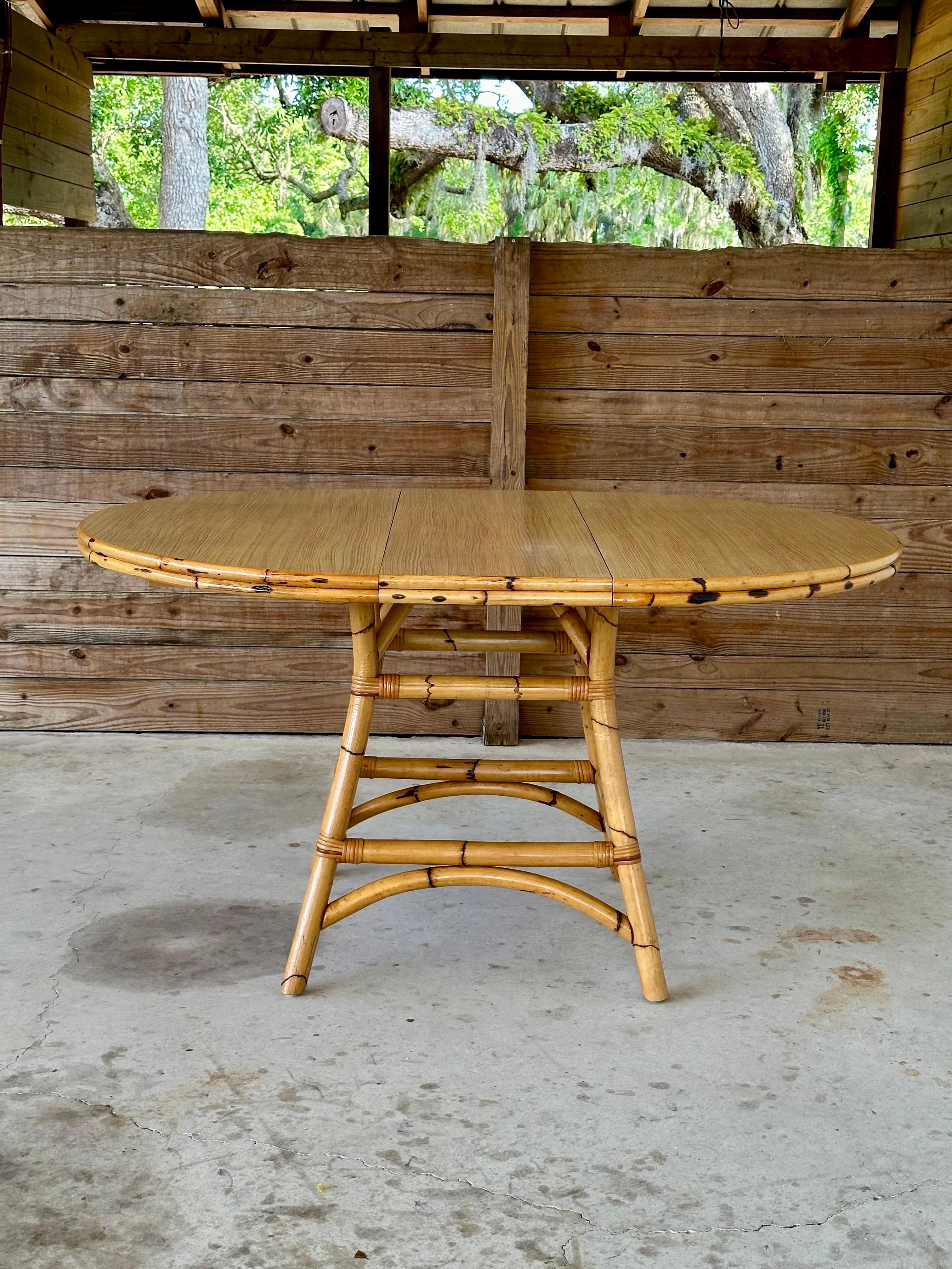 Fait main Table de salle à manger extensible en bambou brûlé et rotin de style côtier Vintage en vente