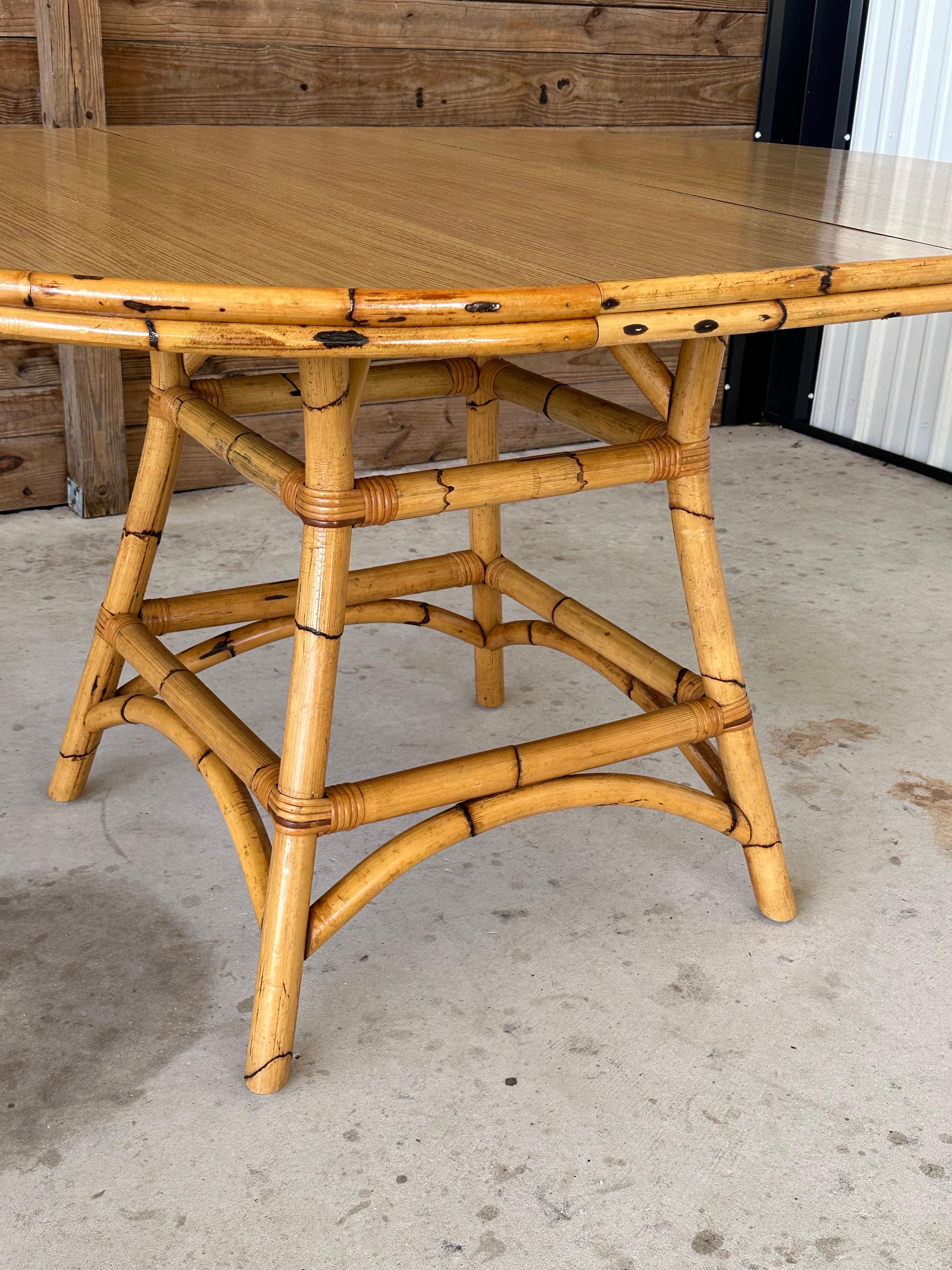 Table de salle à manger extensible en bambou brûlé et rotin de style côtier Vintage Bon état - En vente à North Fort Myers, FL