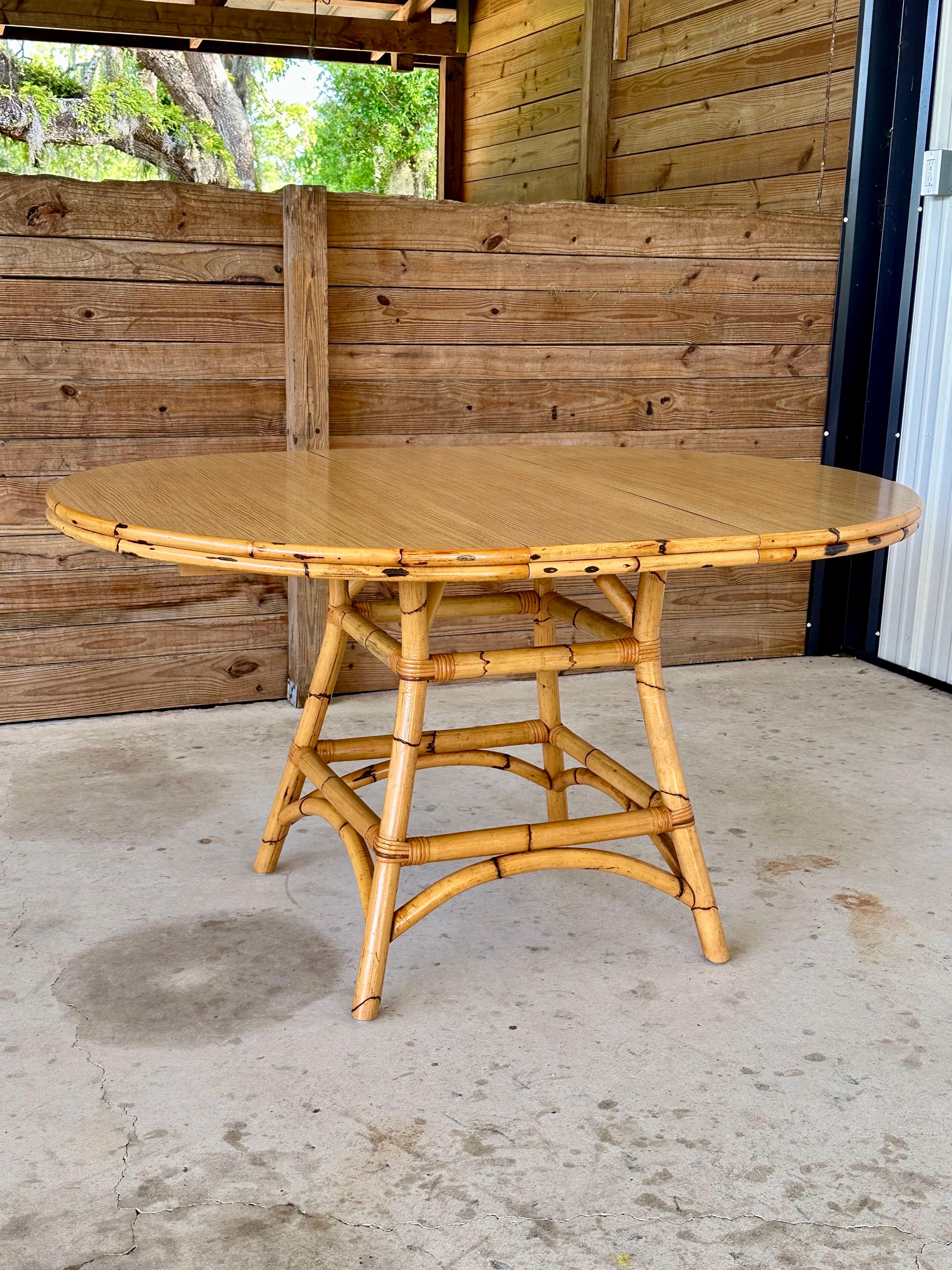 20ième siècle Table de salle à manger extensible en bambou brûlé et rotin de style côtier Vintage en vente