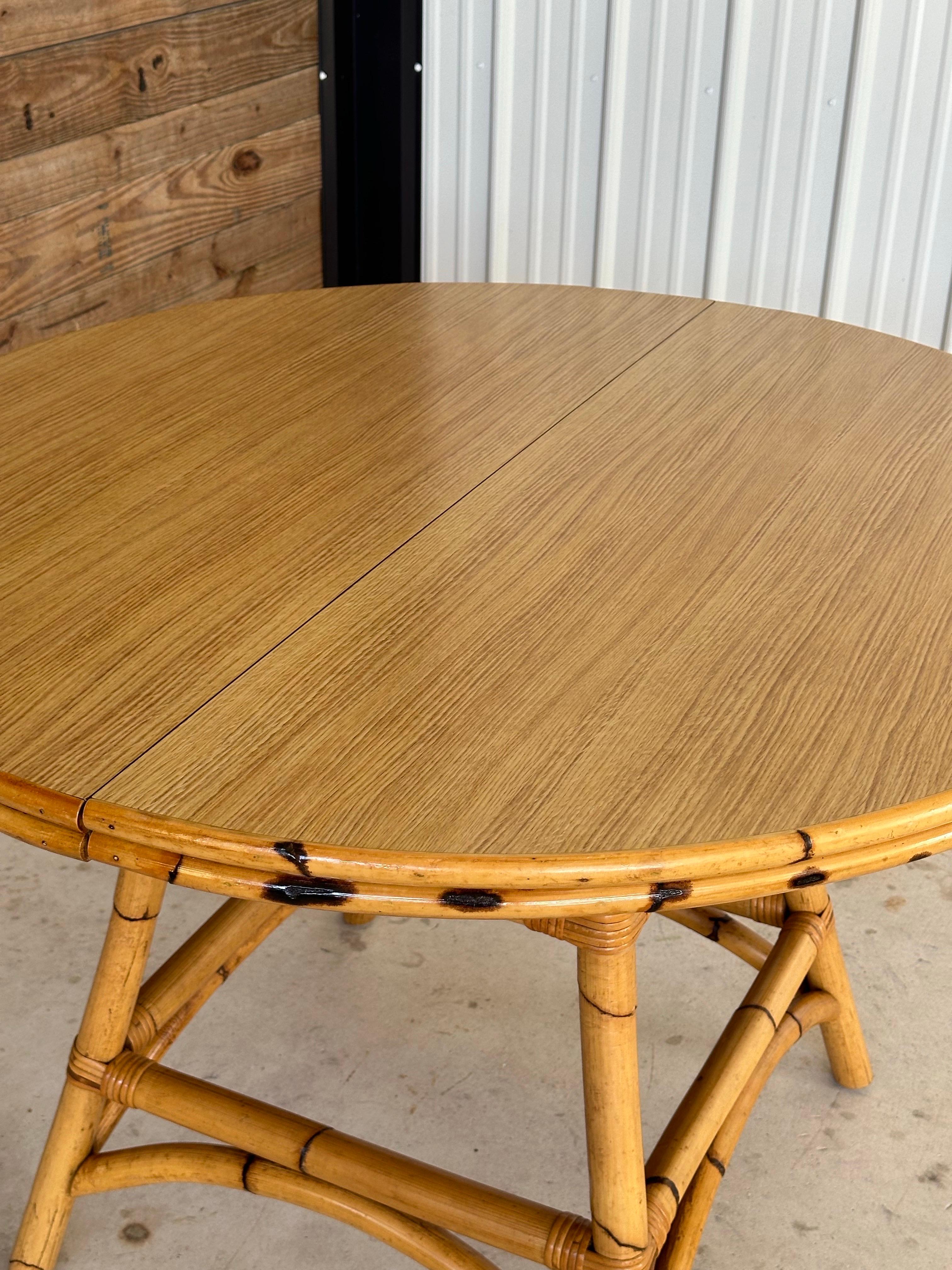 Rotin Table de salle à manger extensible en bambou brûlé et rotin de style côtier Vintage en vente