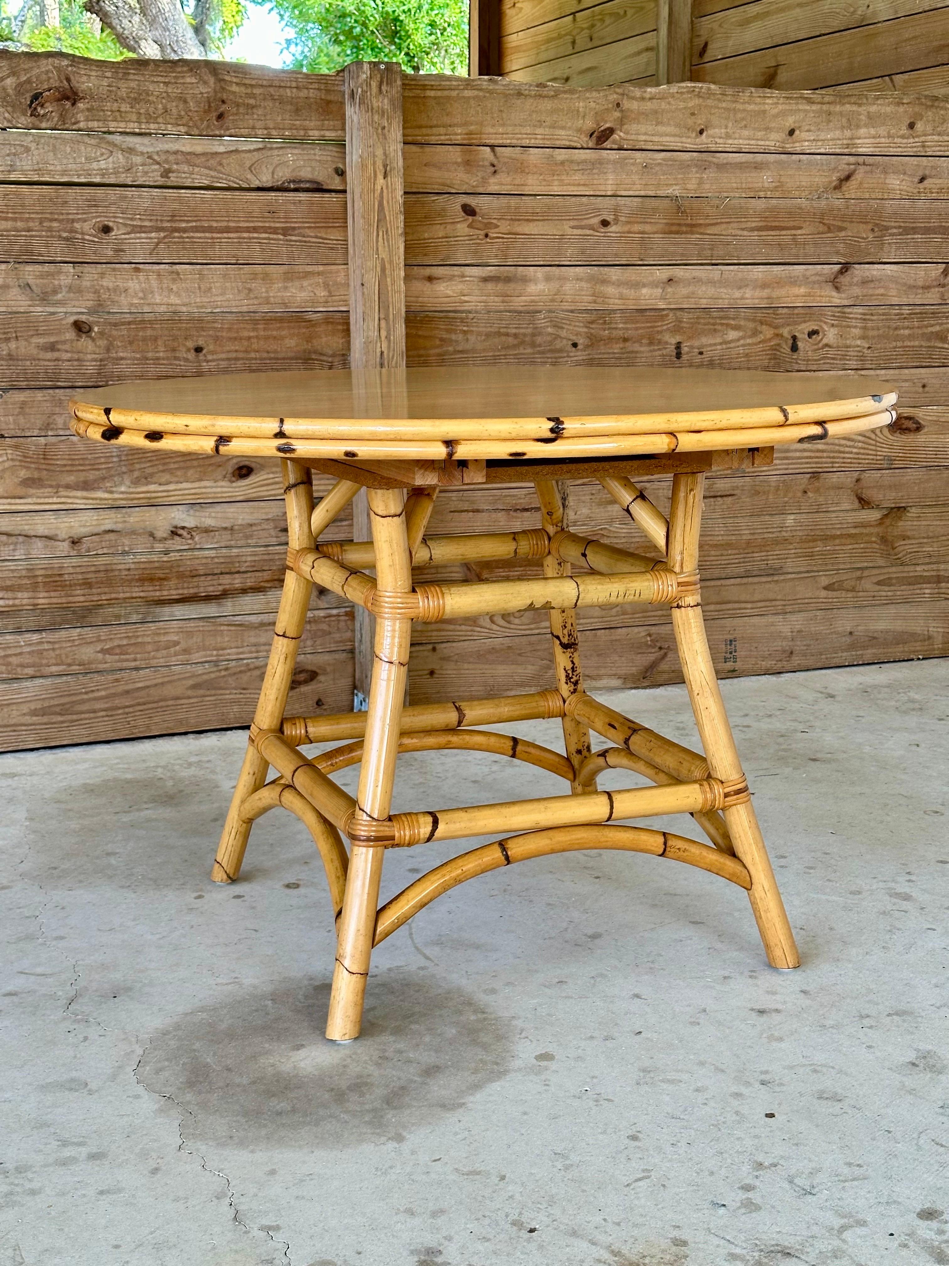 Table de salle à manger extensible en bambou brûlé et rotin de style côtier Vintage en vente 1