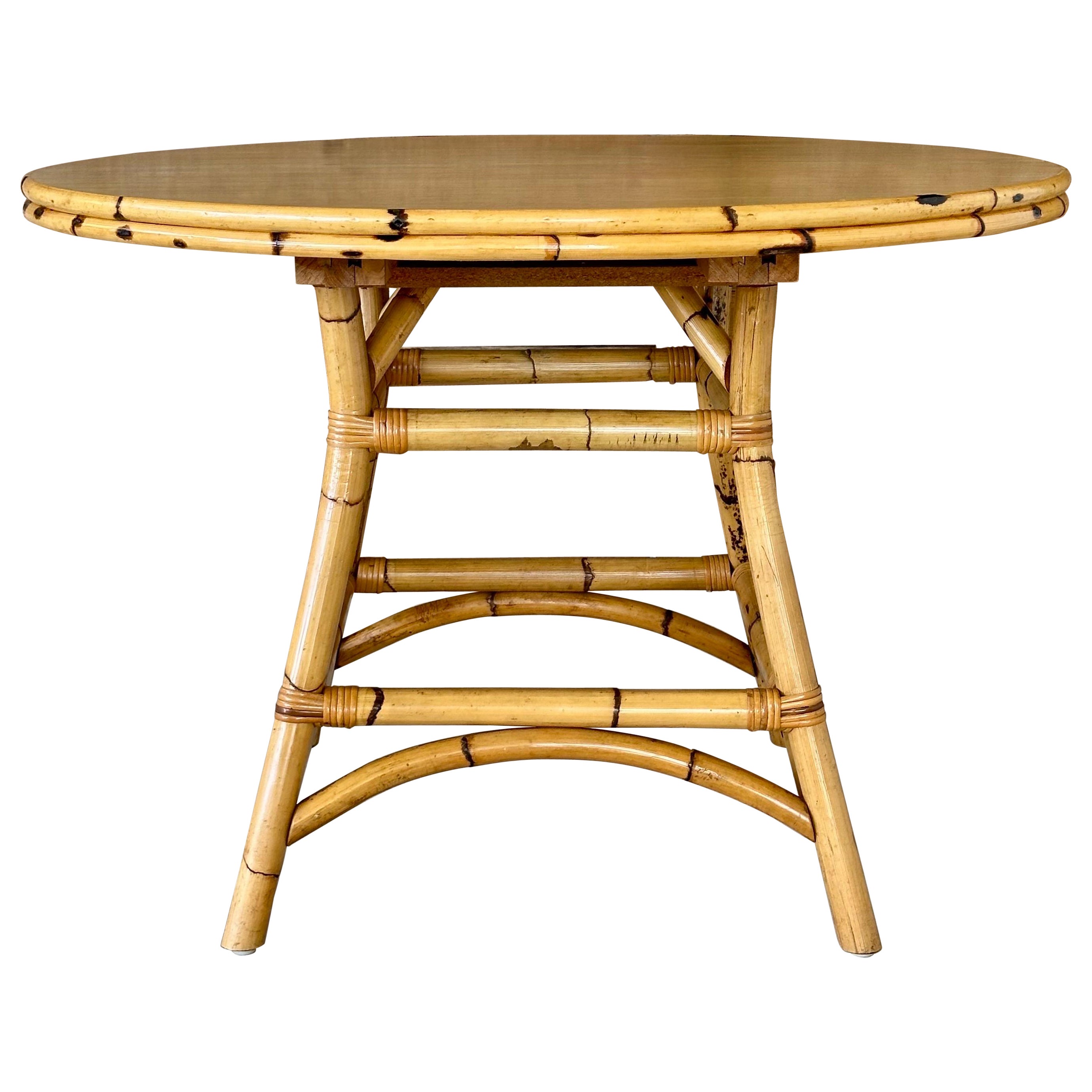 Table de salle à manger extensible en bambou brûlé et rotin de style côtier Vintage en vente