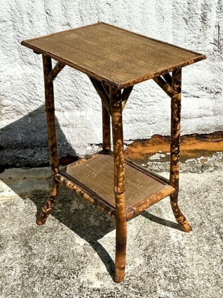 Vintage Coastal Burnt Bamboo Beistelltisch (amerikanisch) im Angebot
