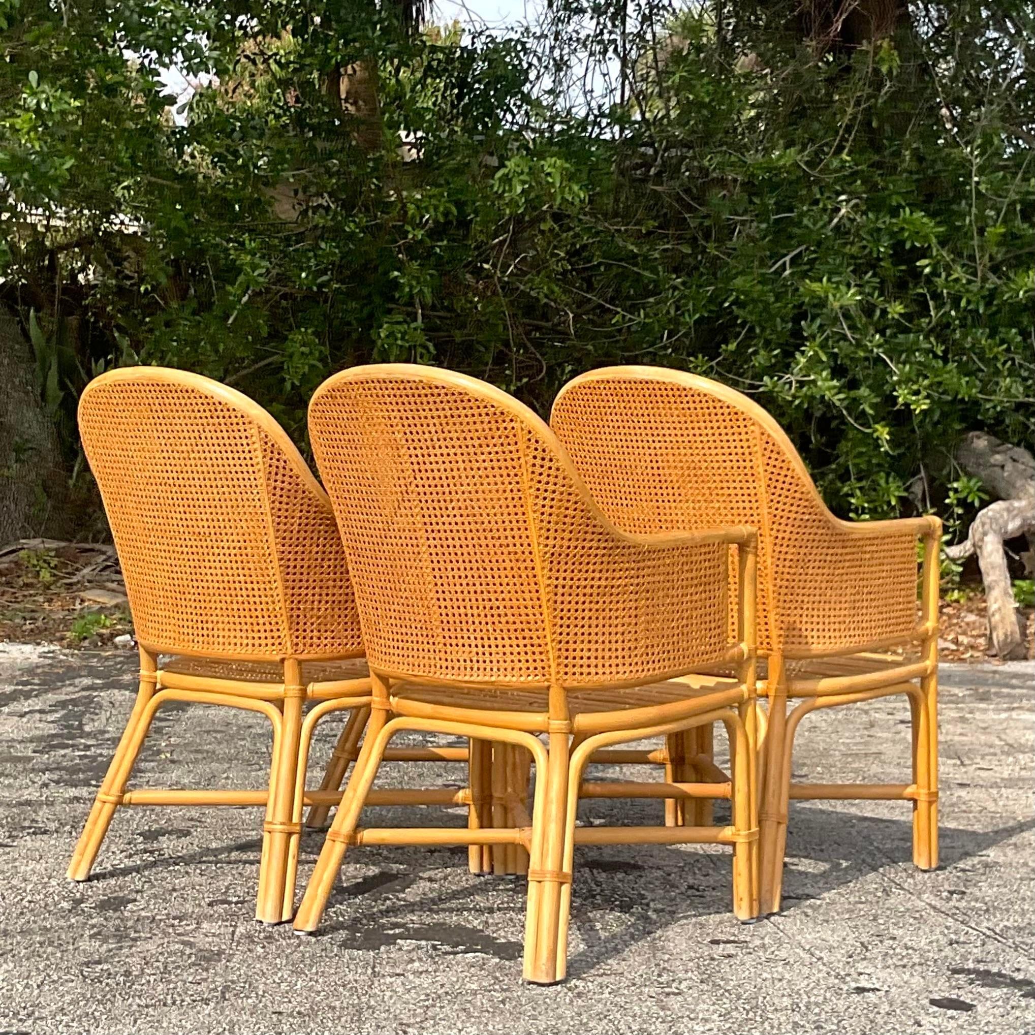 Dieses Set aus 4 Rattanstühlen im Vintage-Stil, inspiriert von McGuire, steht für zeitlosen Küsten-Chic. Diese Stühle, die sowohl stilvoll als auch langlebig sind, strahlen eine luftige Eleganz aus, die das Leben an der Küste verkörpert. Mit ihrem
