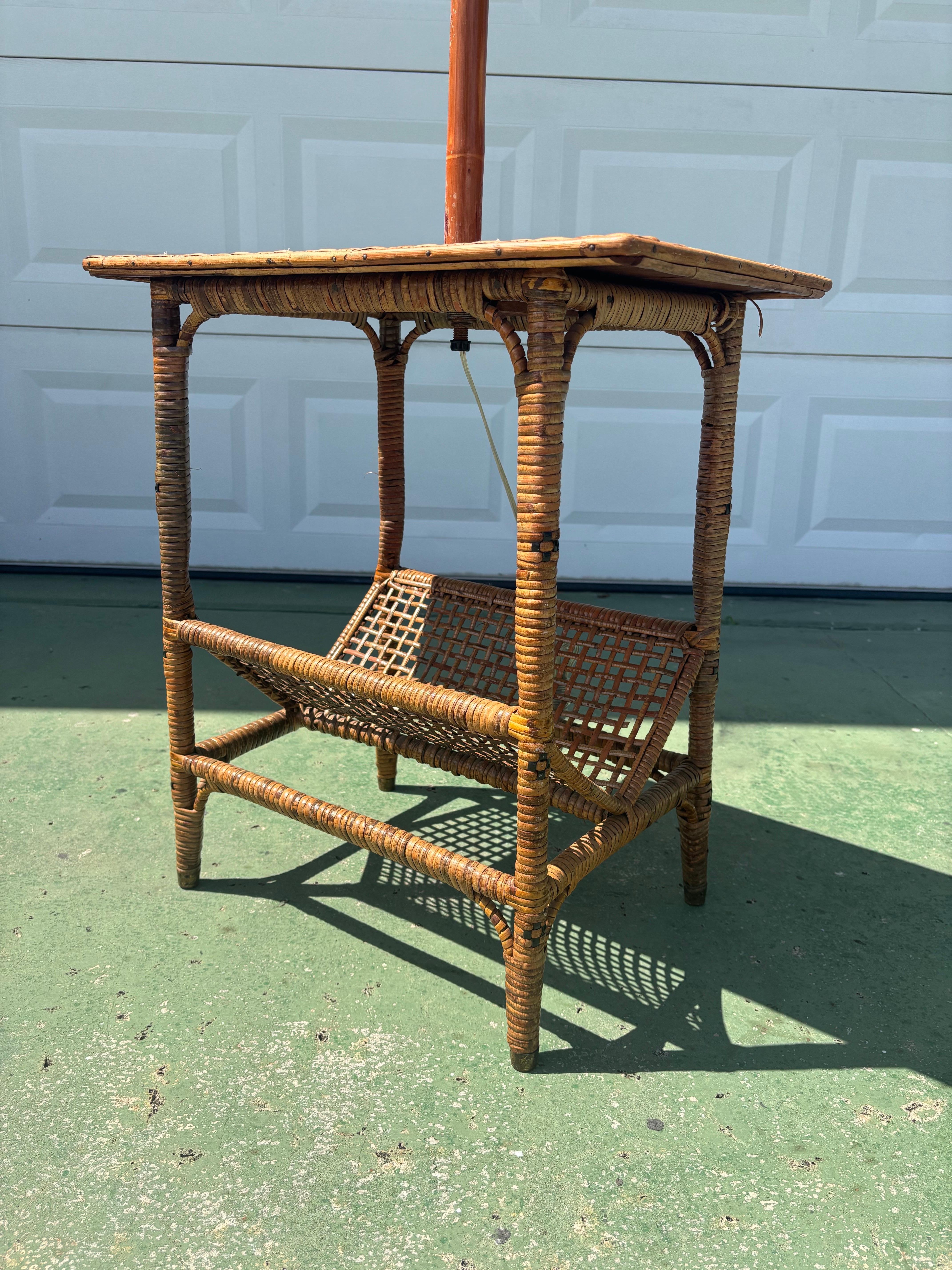 Vintage Coastal Cane Wrapped Stehlampe mit Tisch und Magazin Rack im Angebot 8