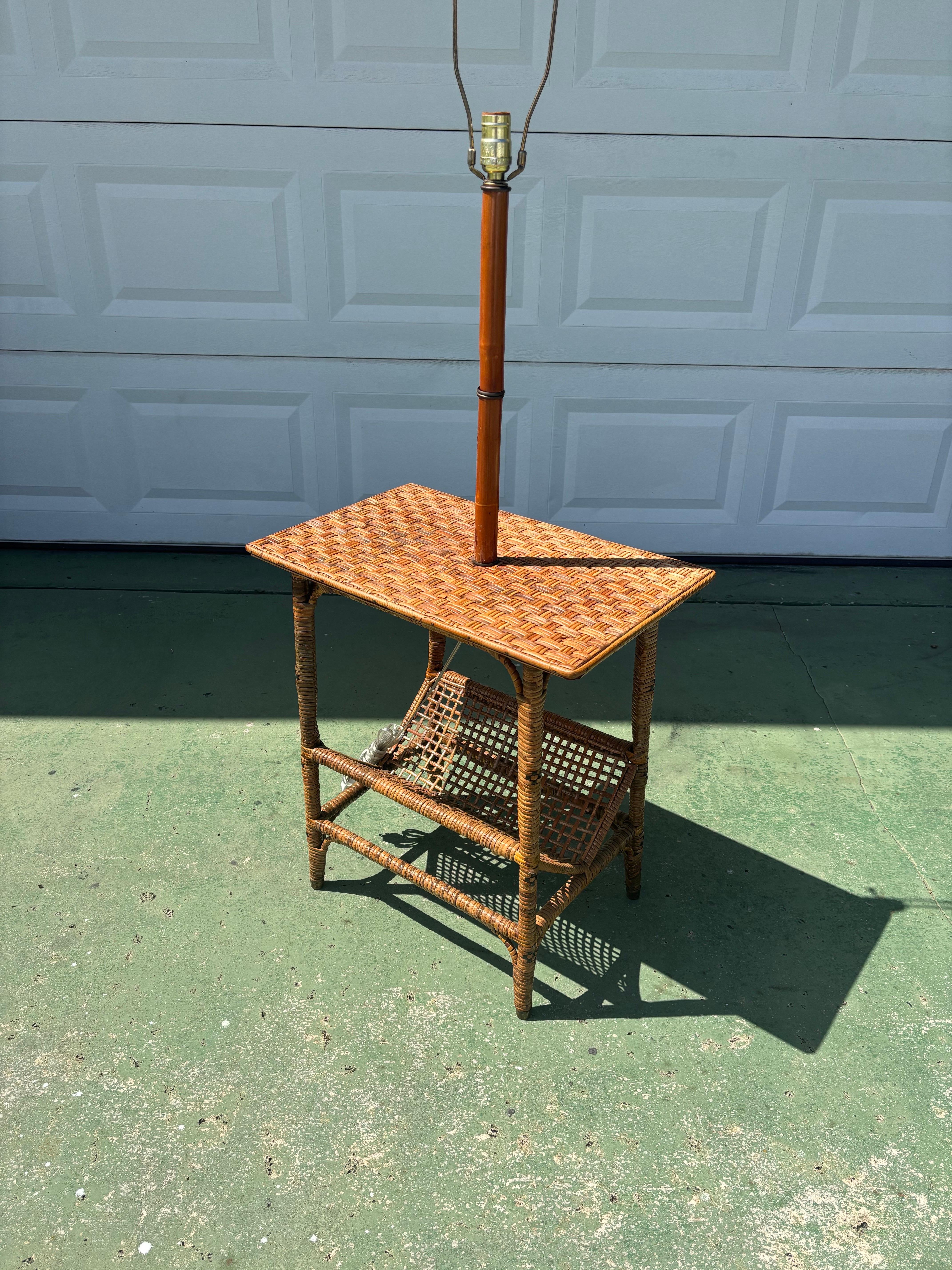 Vintage Coastal Cane Wrapped Stehlampe mit Tisch und Magazin Rack im Angebot 9
