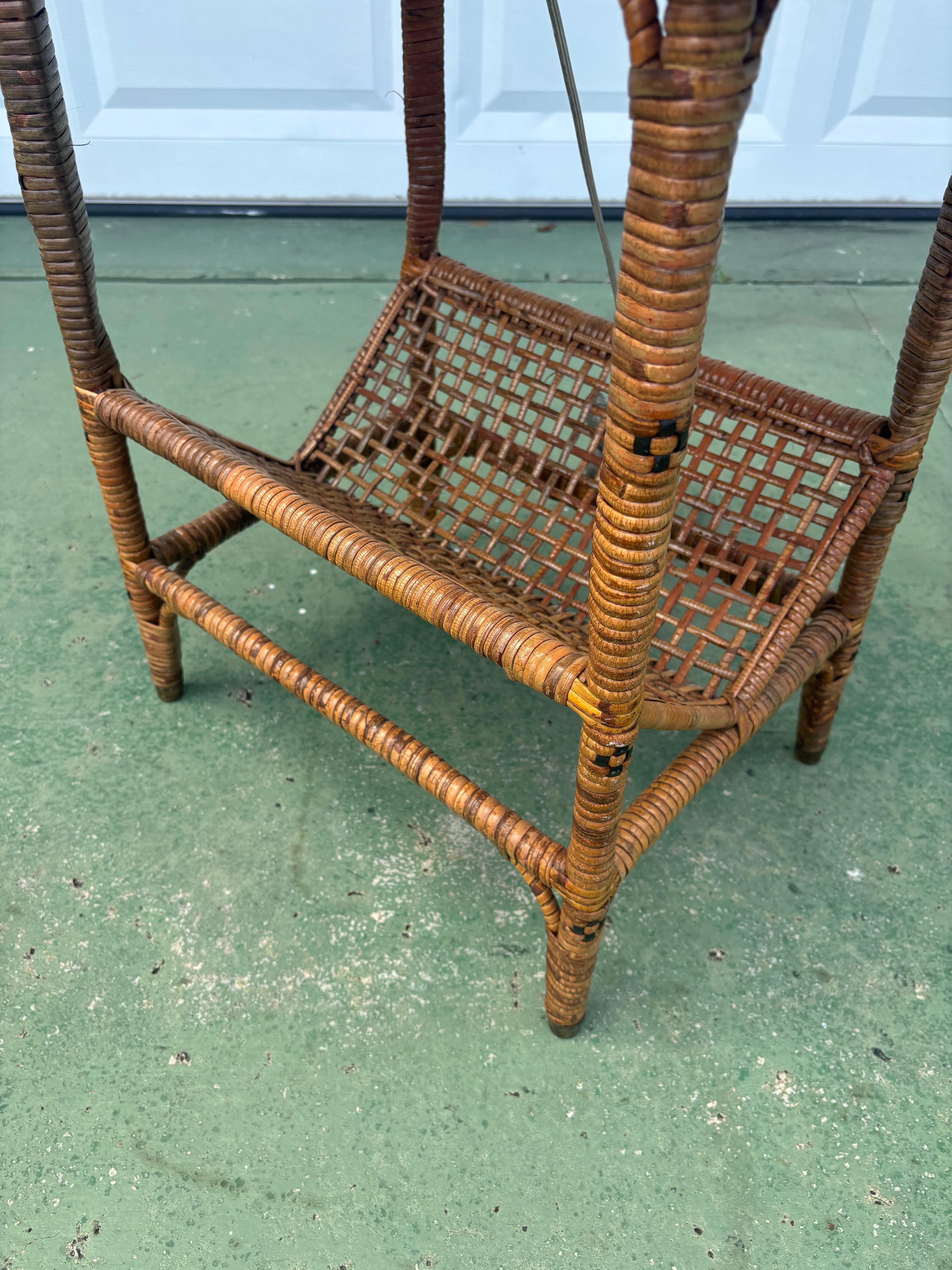 Vintage Coastal Cane Wrapped Stehlampe mit Tisch und Magazin Rack im Zustand „Gut“ im Angebot in Boynton Beach, FL